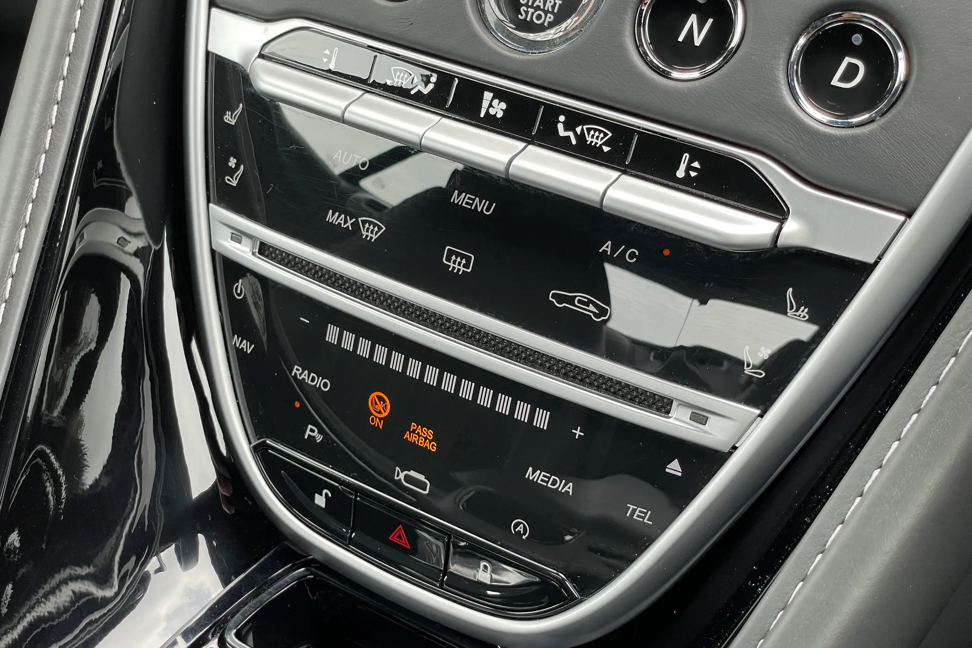 Aston Martin DB11 thumbnail image number 34