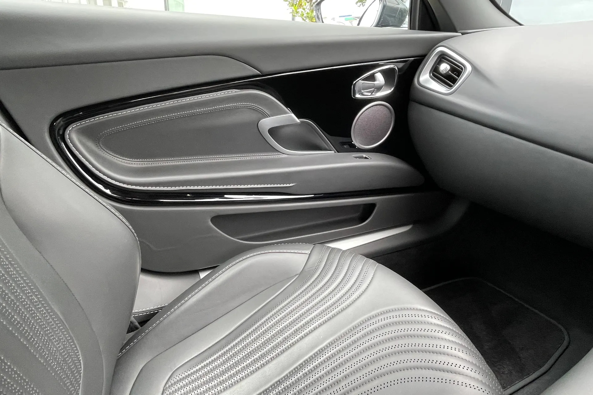 Aston Martin DB11 thumbnail image number 29