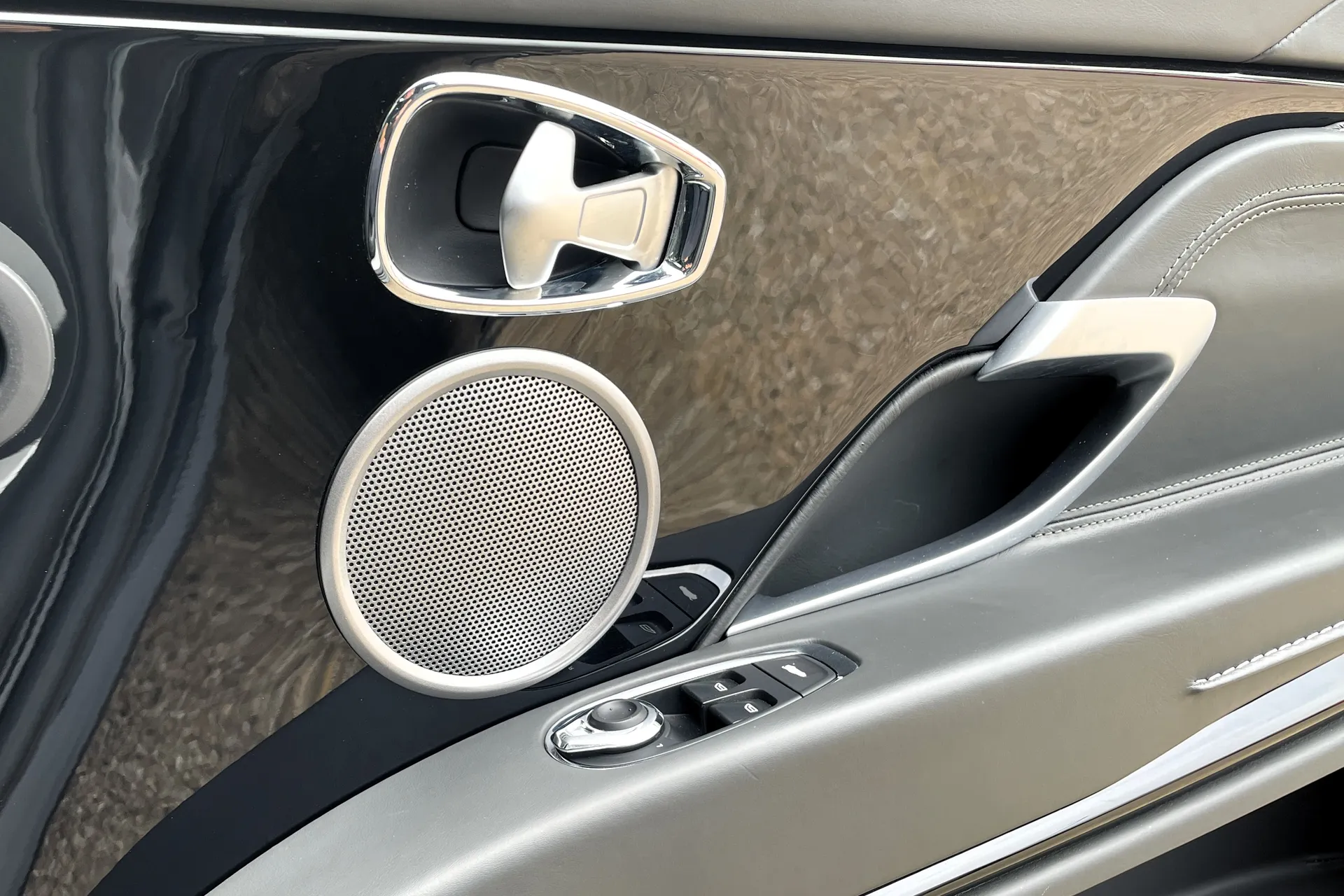 Aston Martin DB11 thumbnail image number 32