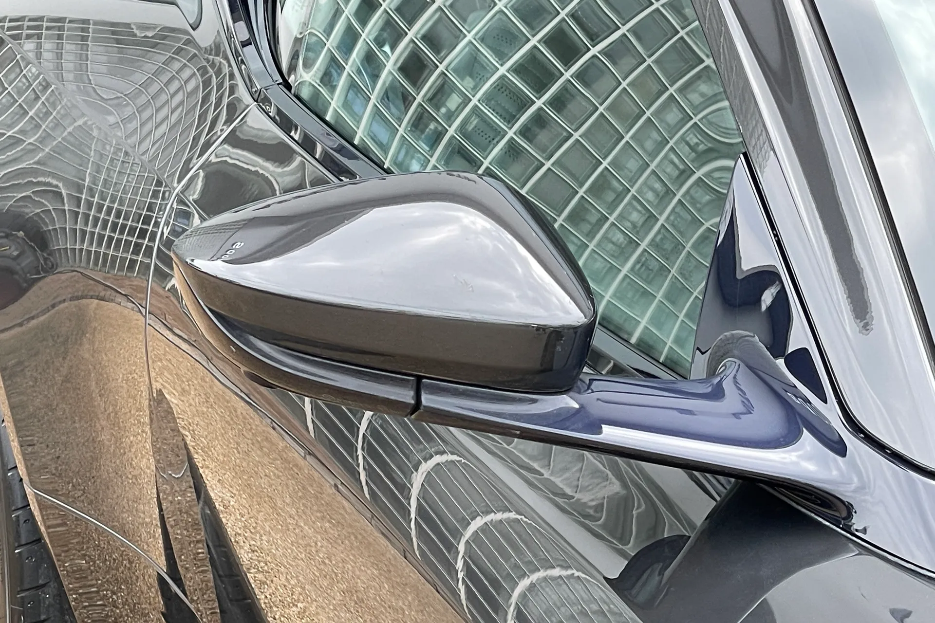 Aston Martin DB11 thumbnail image number 37