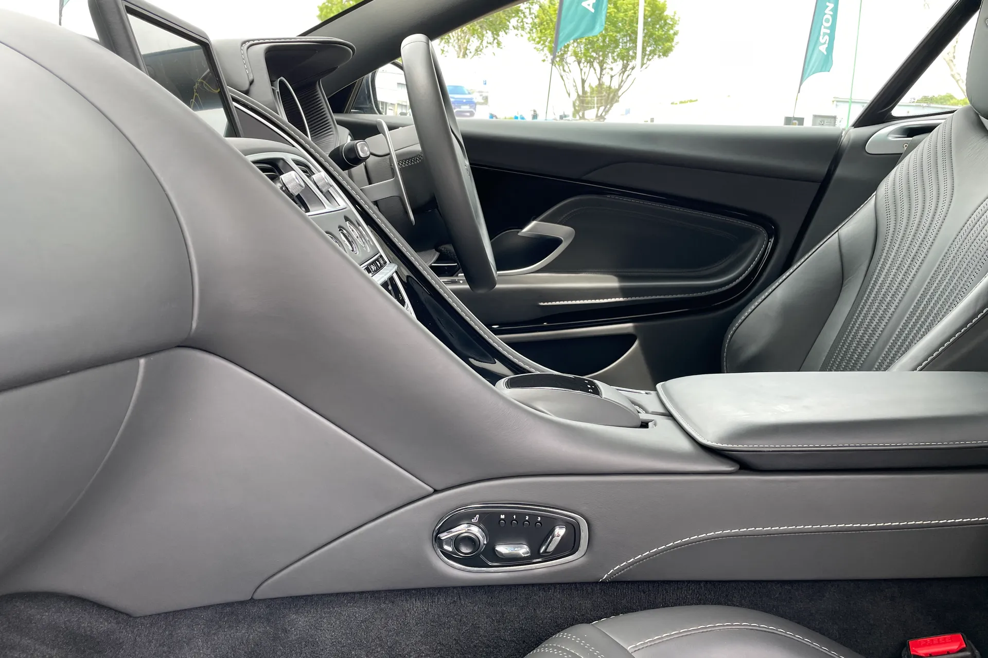 Aston Martin DB11 thumbnail image number 18