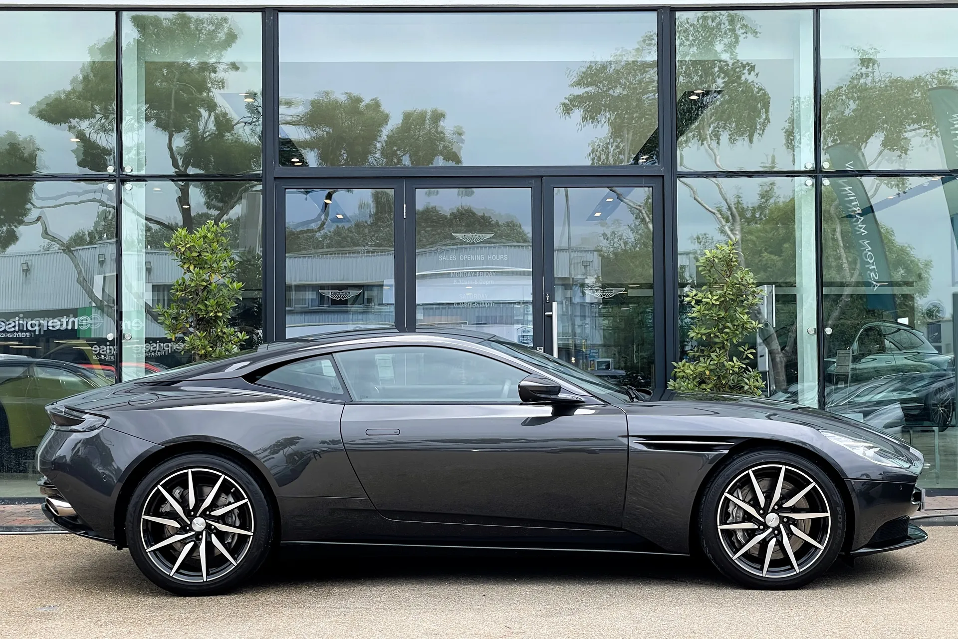 Aston Martin DB11 thumbnail image number 2