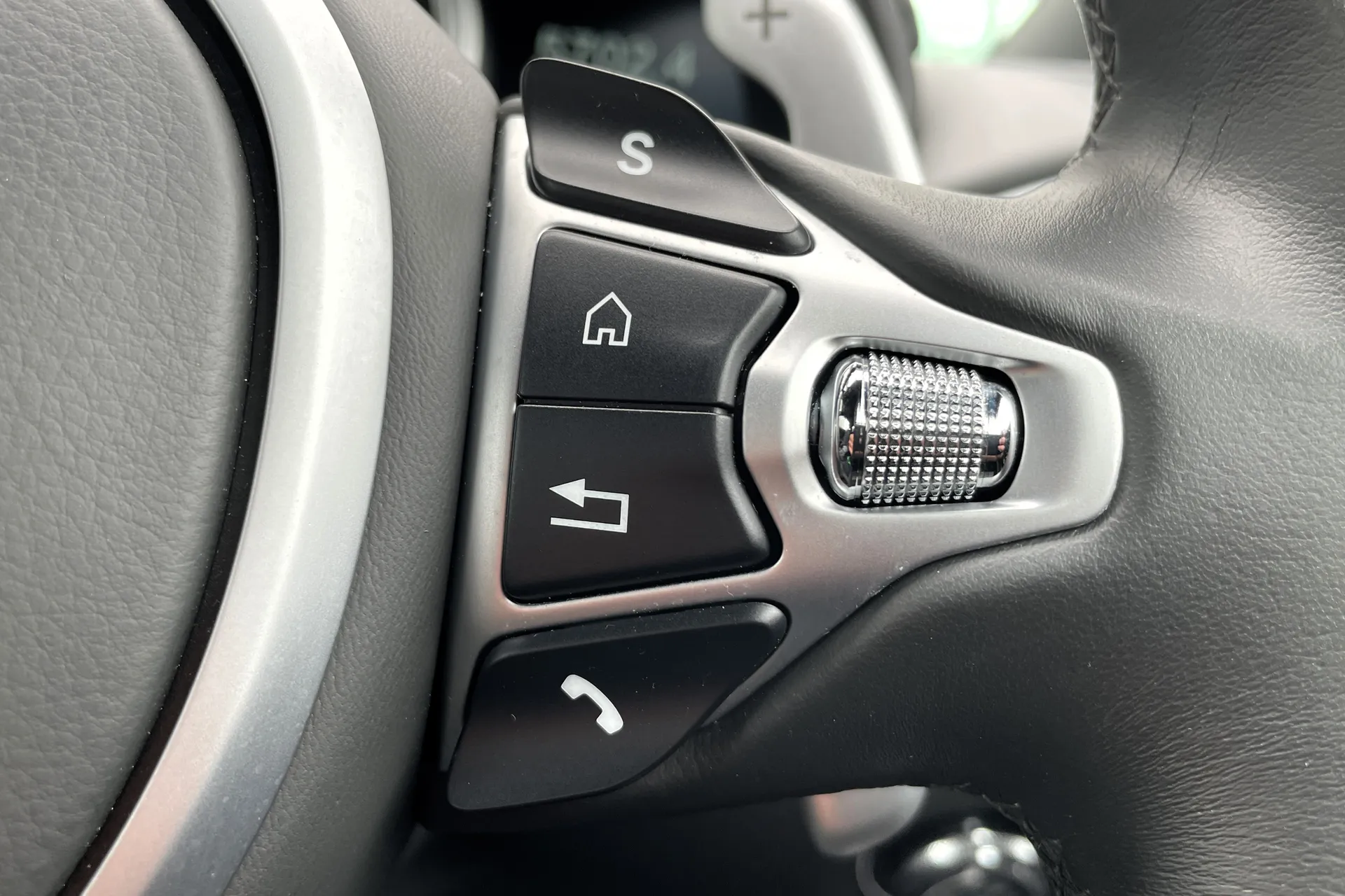 Aston Martin DB11 thumbnail image number 45