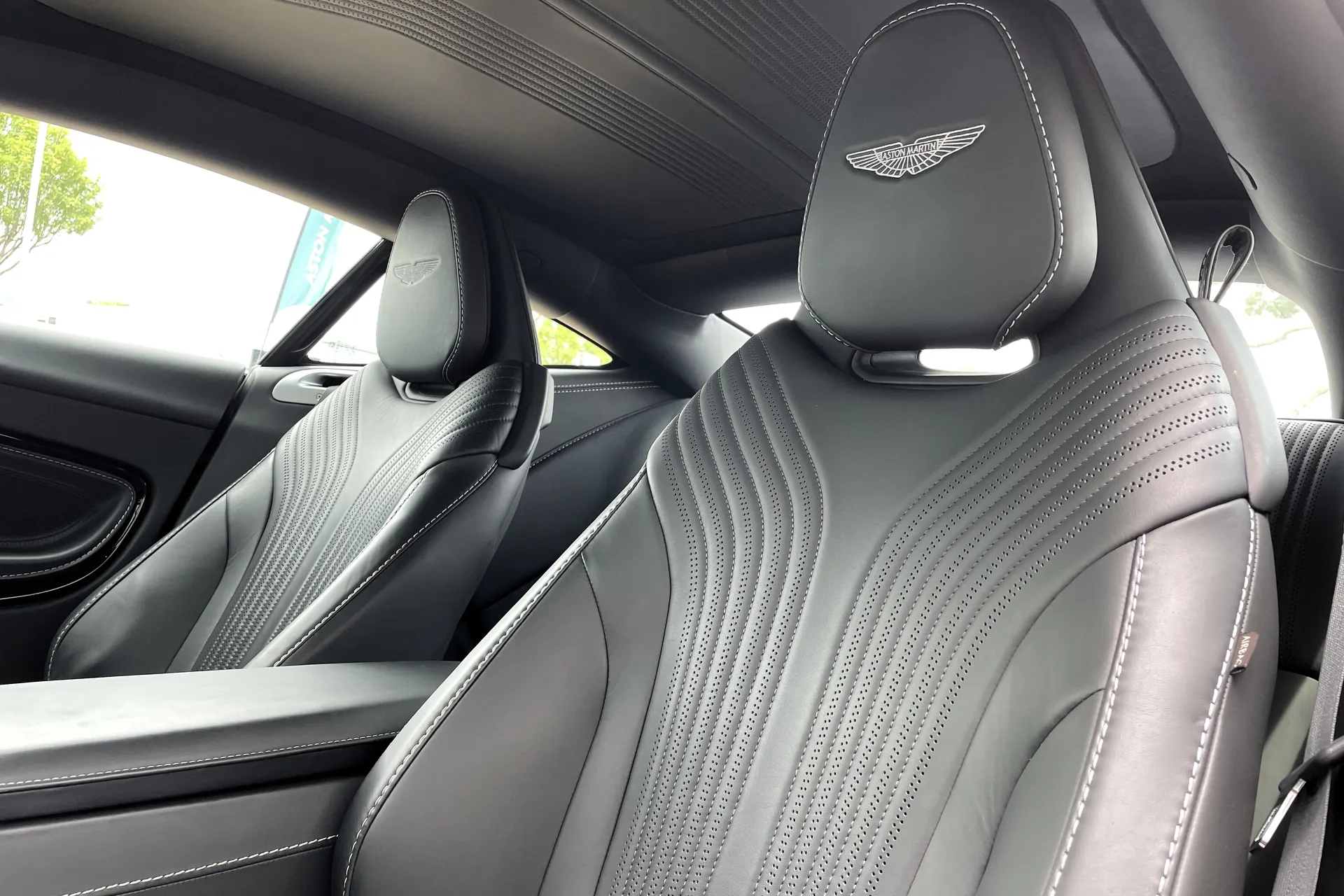 Aston Martin DB11 thumbnail image number 19