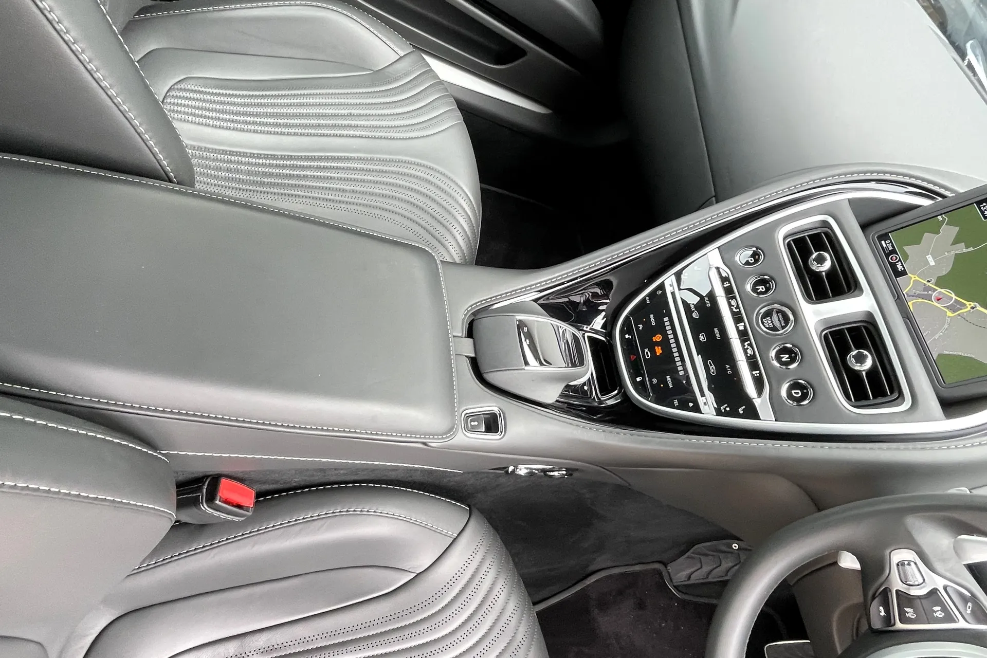 Aston Martin DB11 thumbnail image number 48