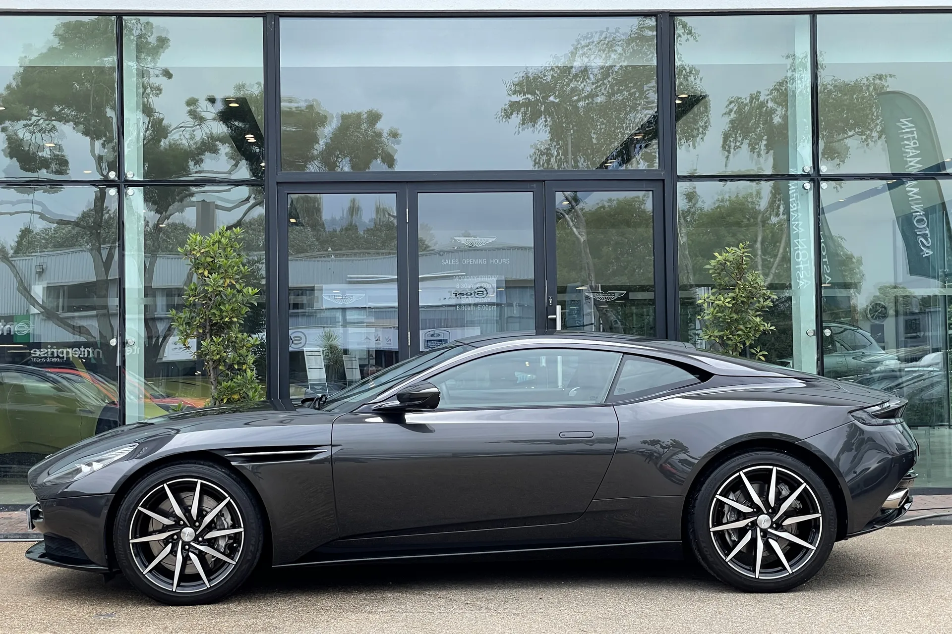 Aston Martin DB11 thumbnail image number 52