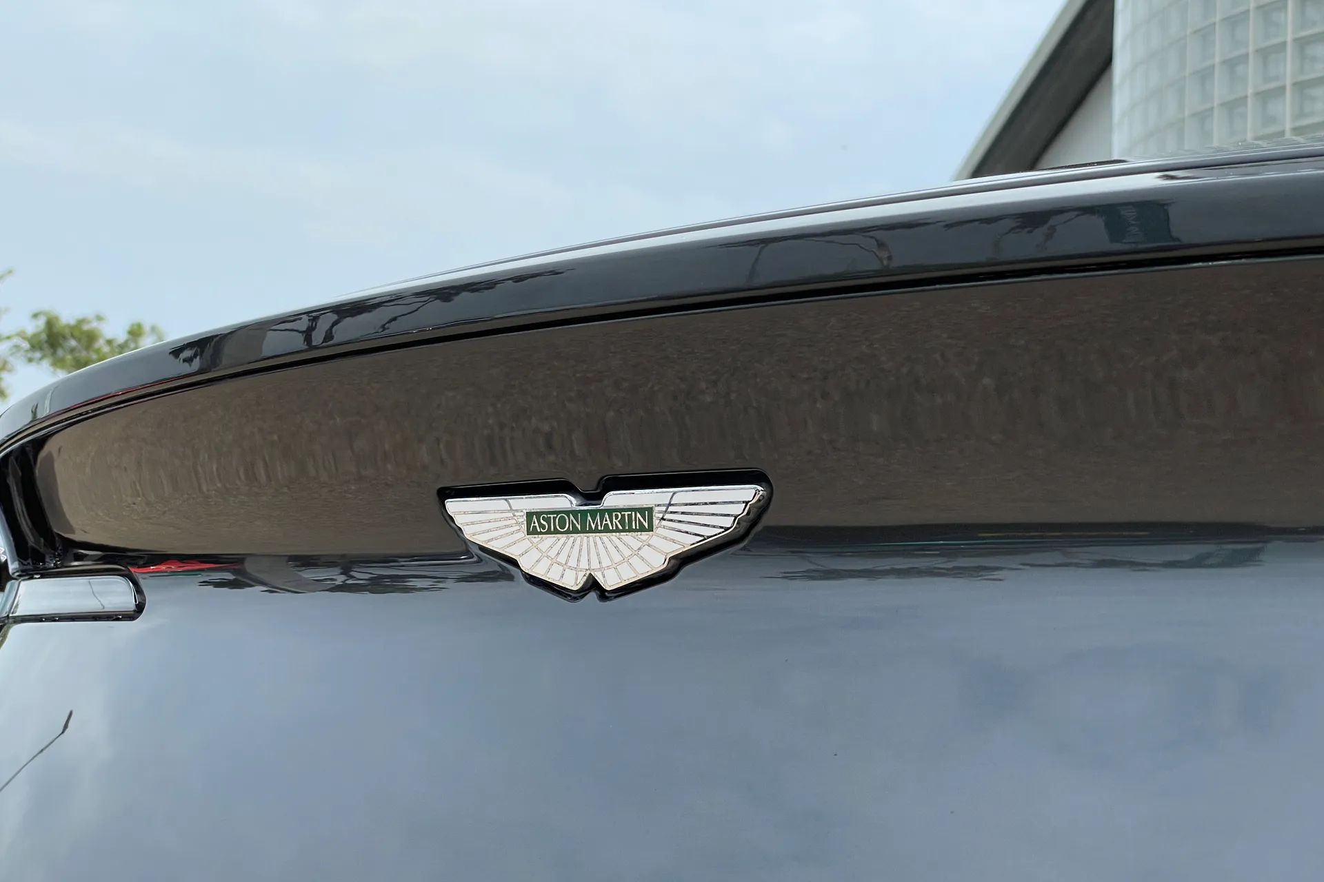 Aston Martin DB11 thumbnail image number 14