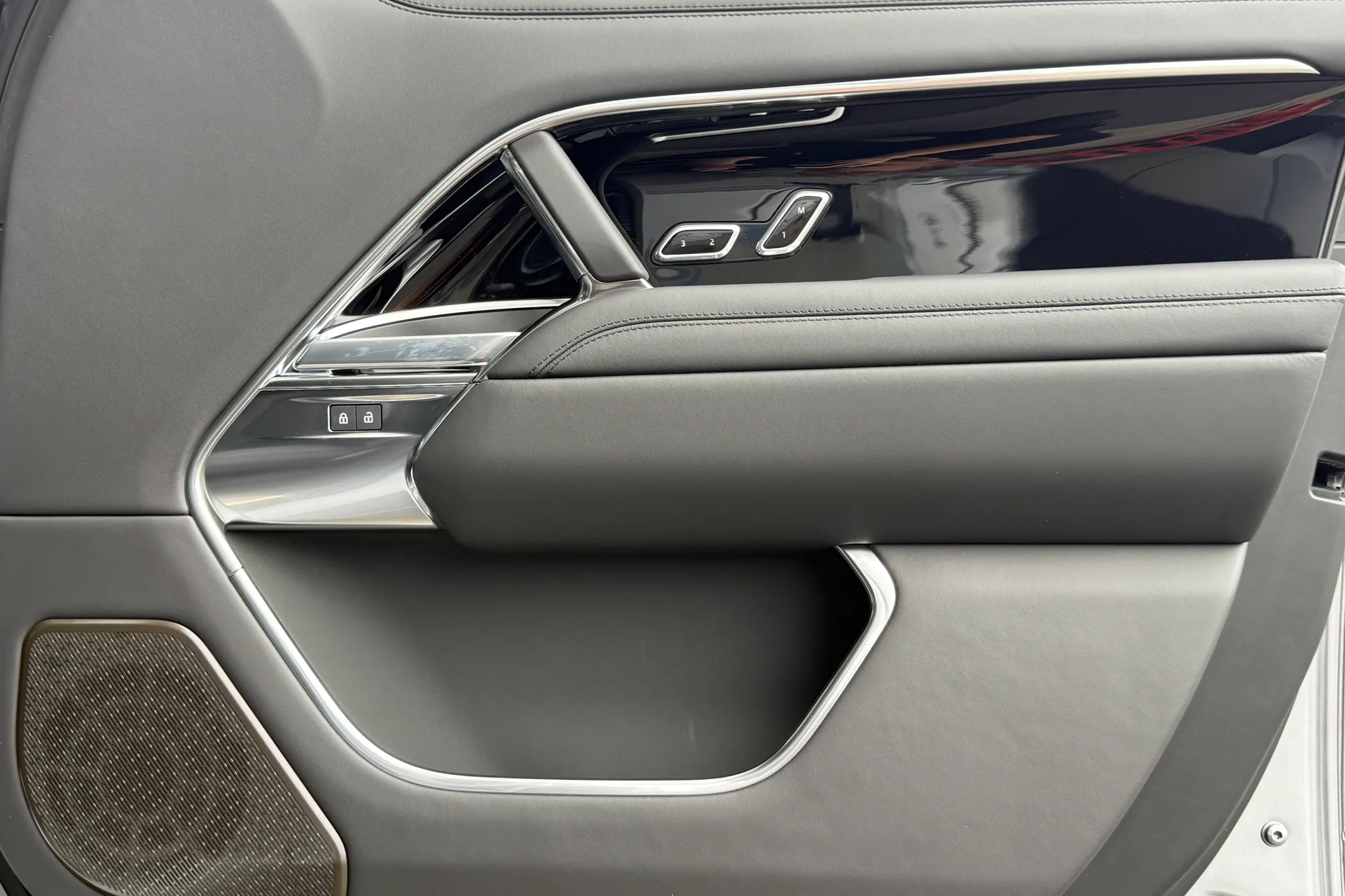 LAND ROVER RANGE ROVER thumbnail image number 24