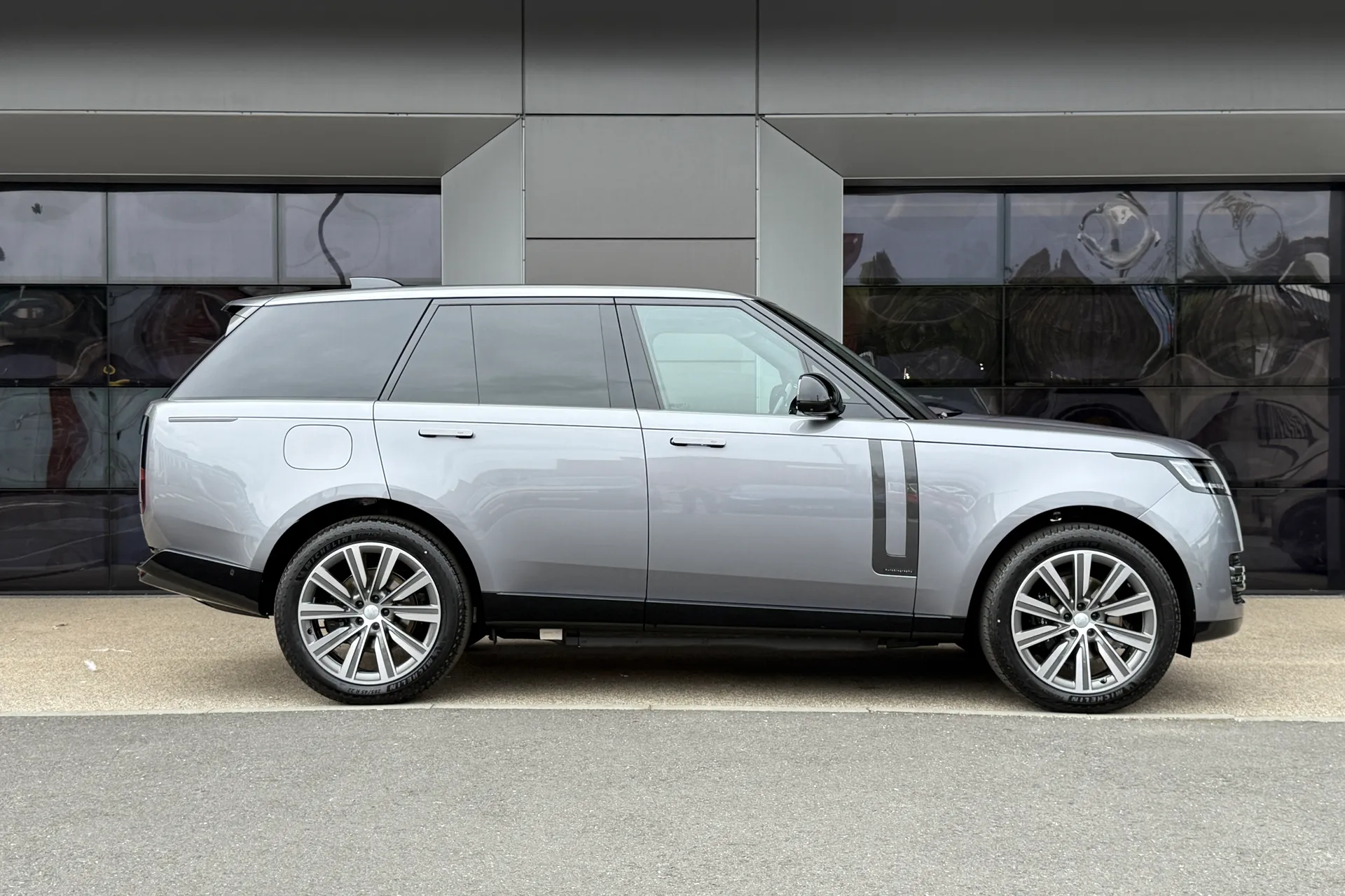 LAND ROVER RANGE ROVER thumbnail image number 2