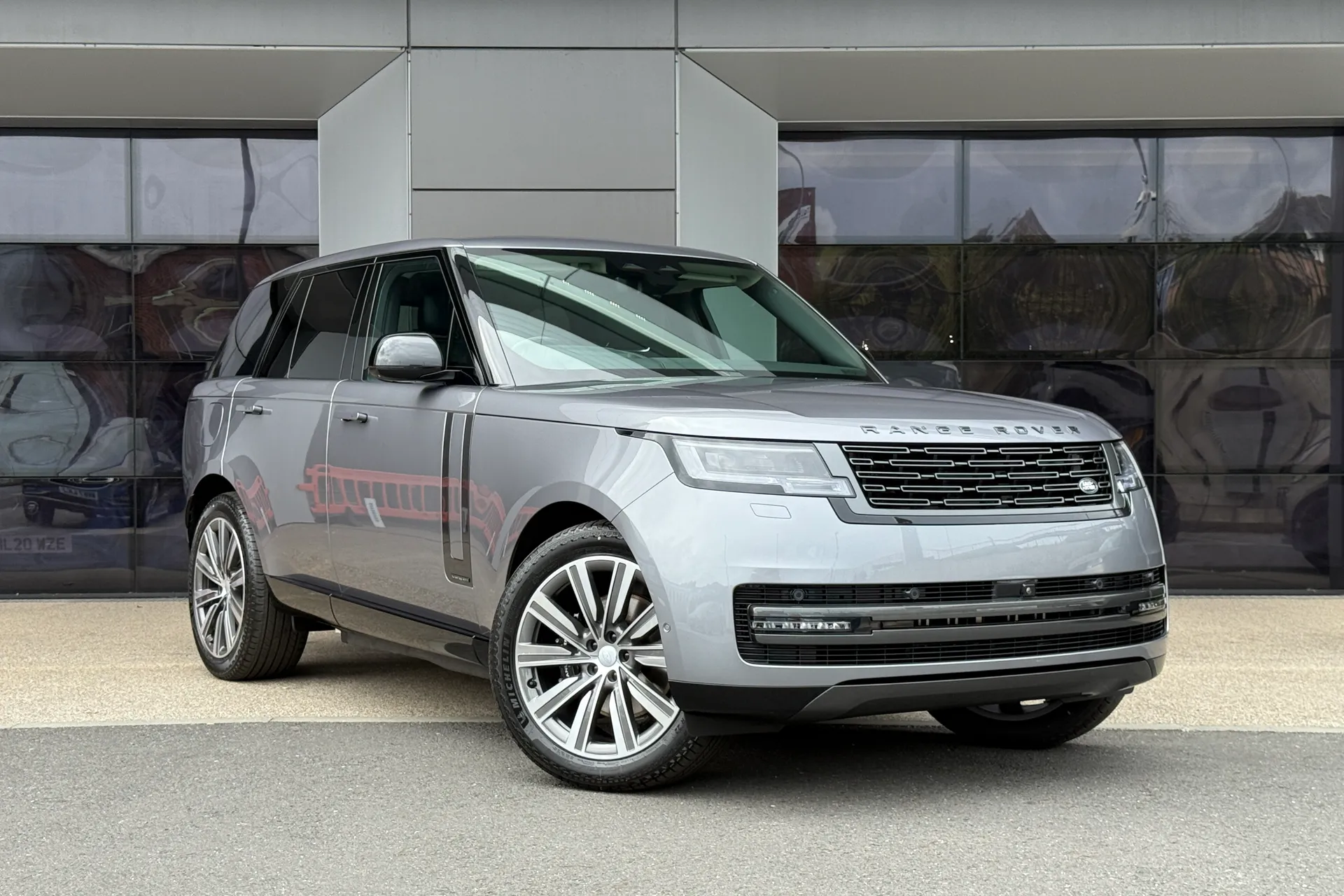 LAND ROVER RANGE ROVER focused image