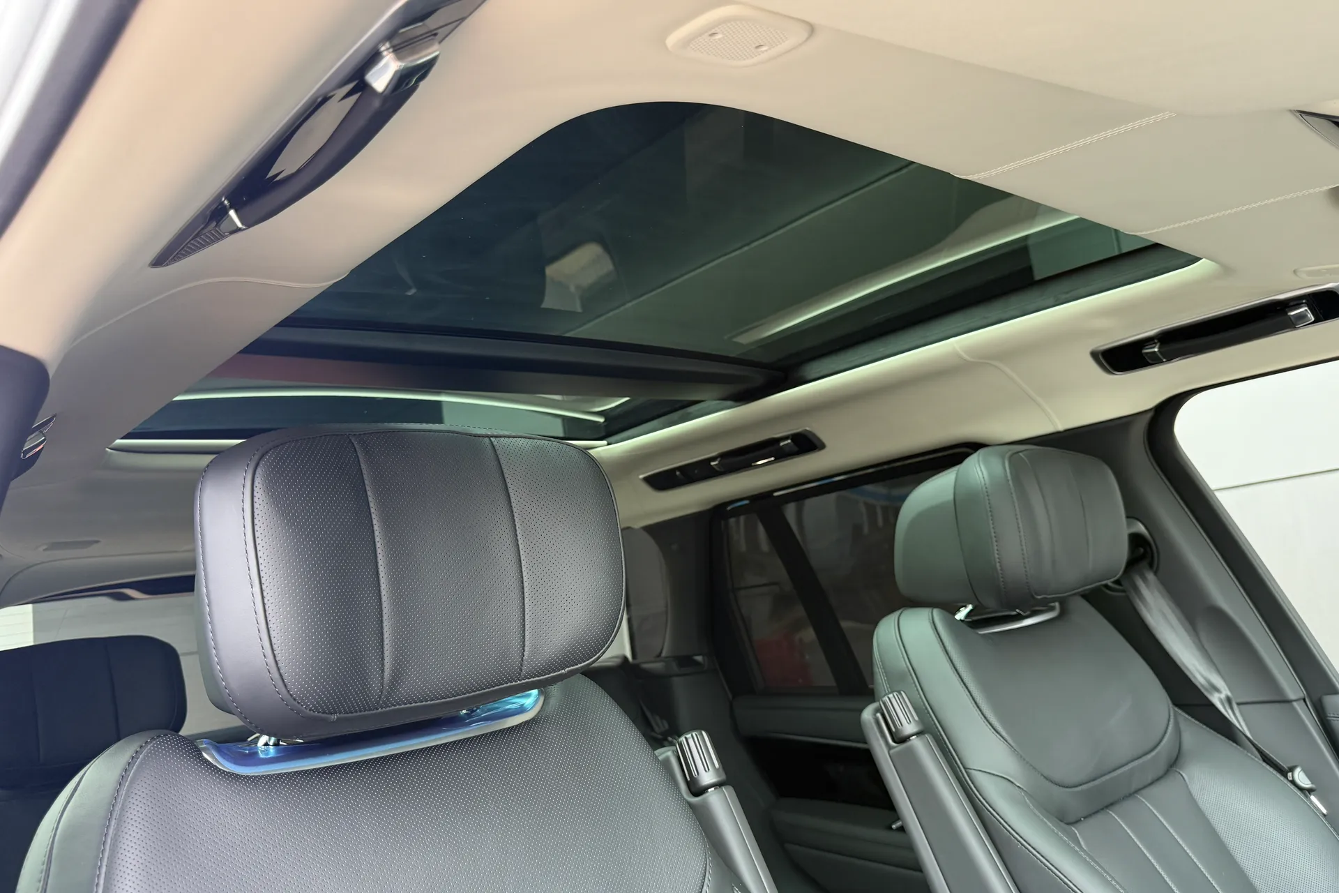 LAND ROVER RANGE ROVER thumbnail image number 9