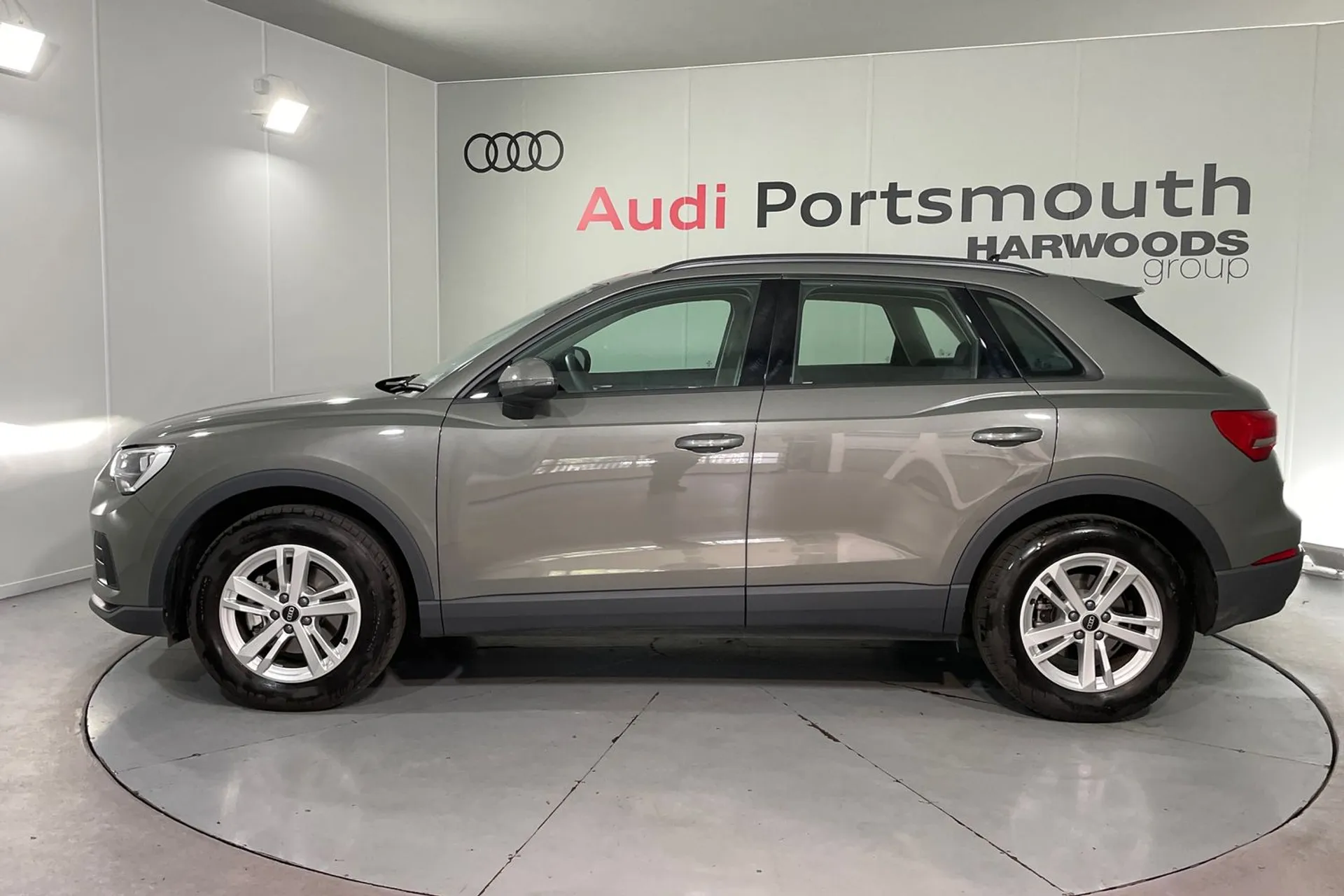 Audi Q3 thumbnail image number 11