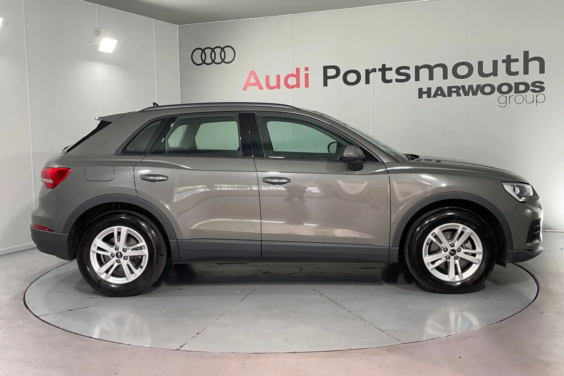 Audi Q3 thumbnail image number 2