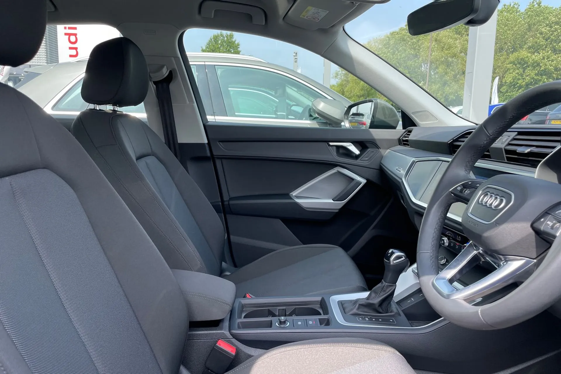 Audi Q3 thumbnail image number 24