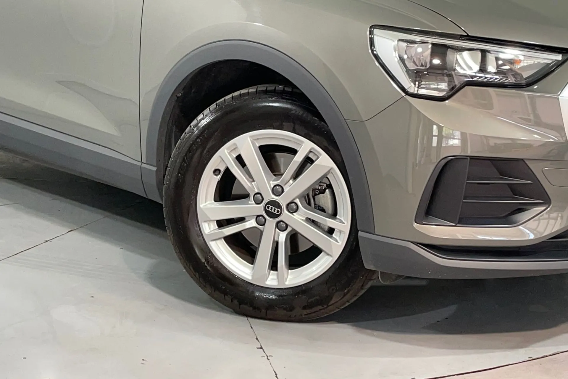Audi Q3 thumbnail image number 9