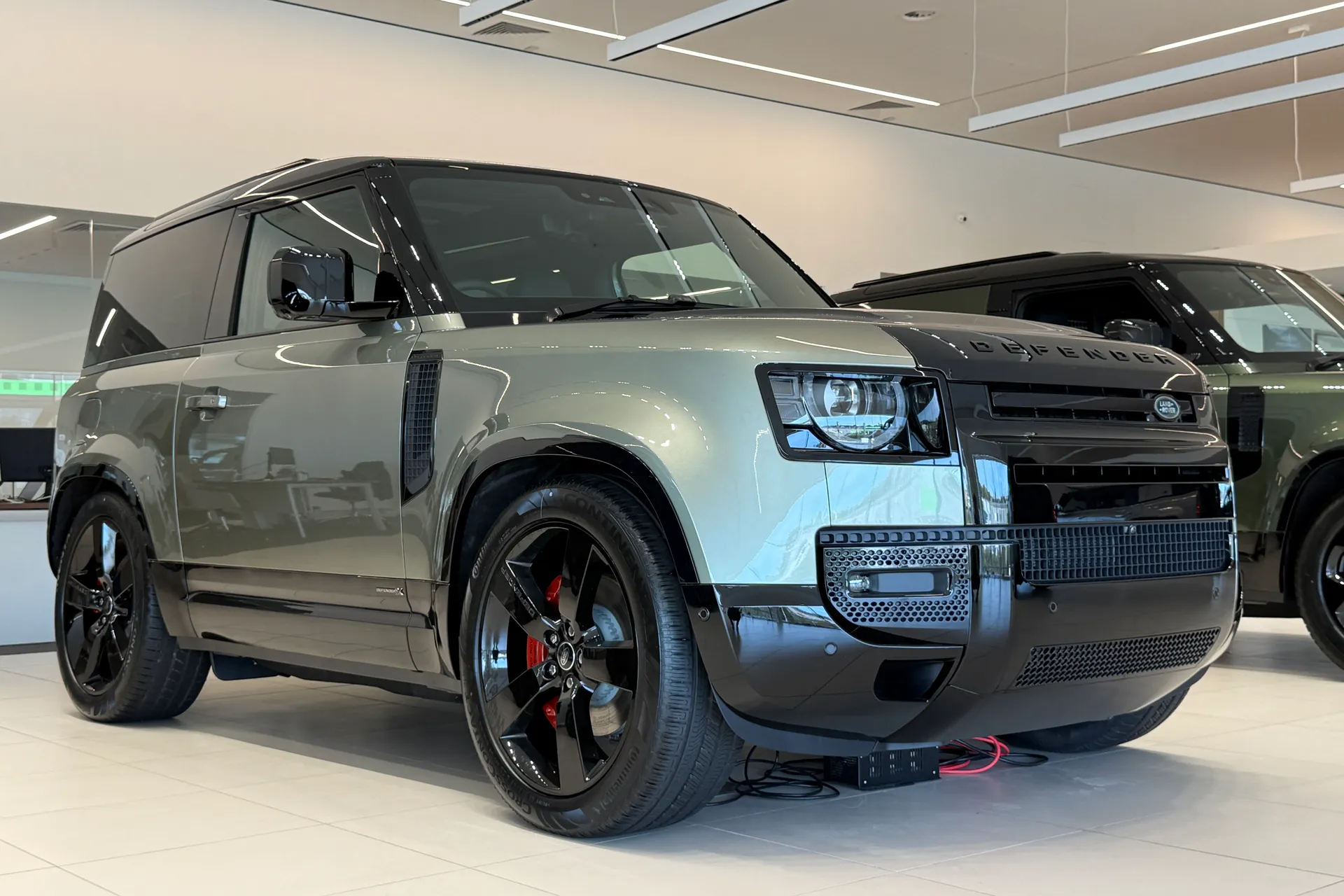 LAND ROVER Defender 90 focused image