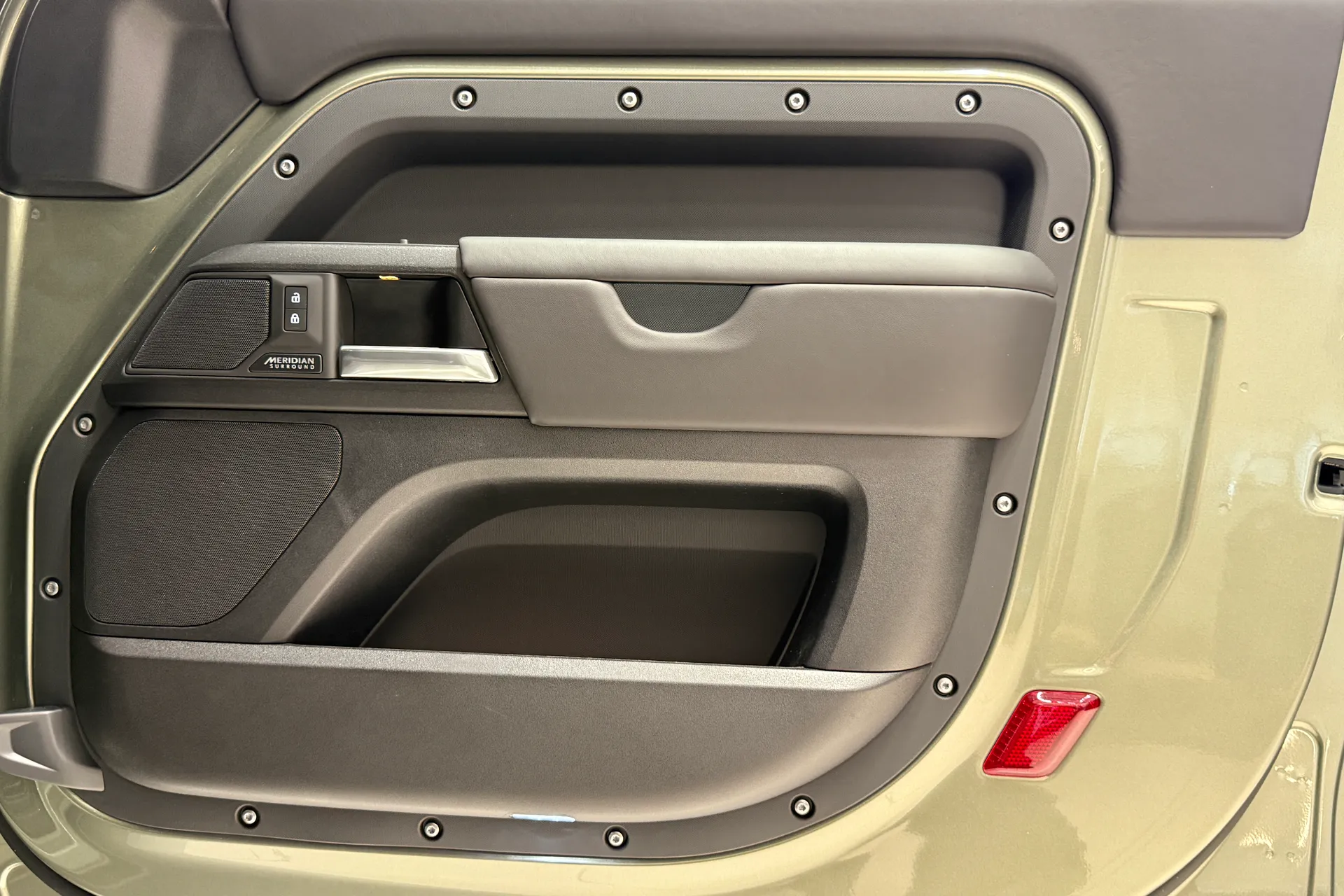 LAND ROVER Defender 90 thumbnail image number 25