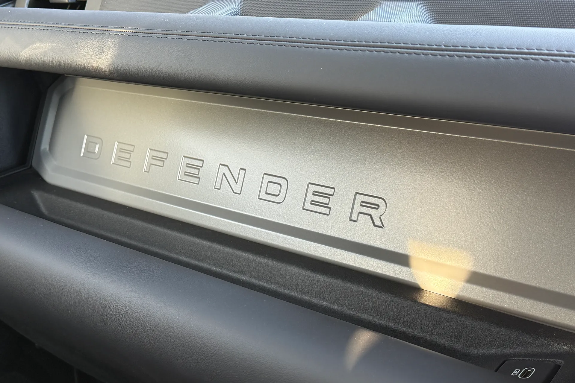 LAND ROVER DEFENDER thumbnail image number 37