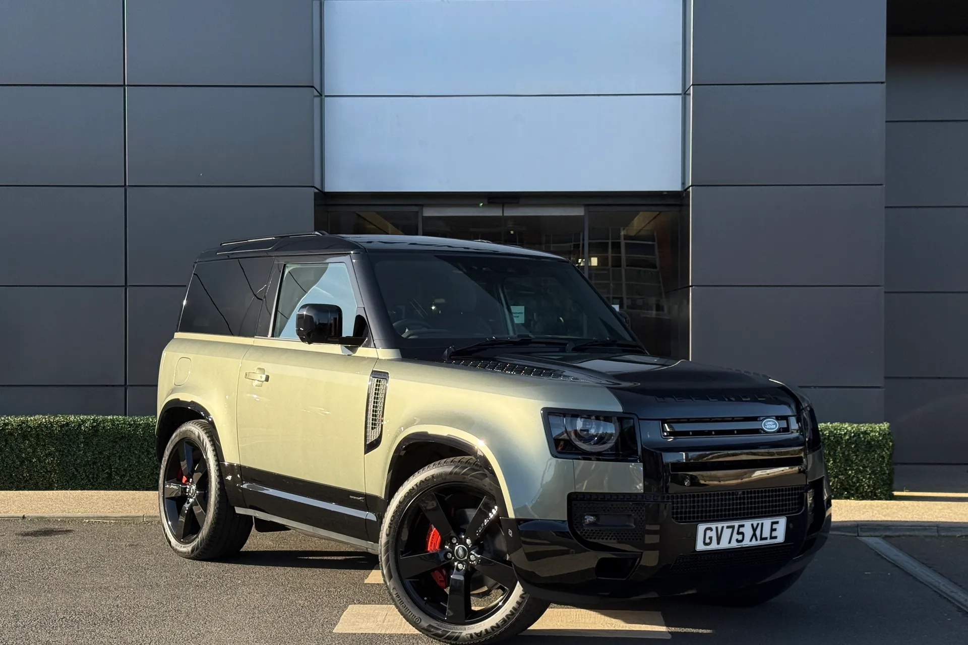 LAND ROVER DEFENDER focused image