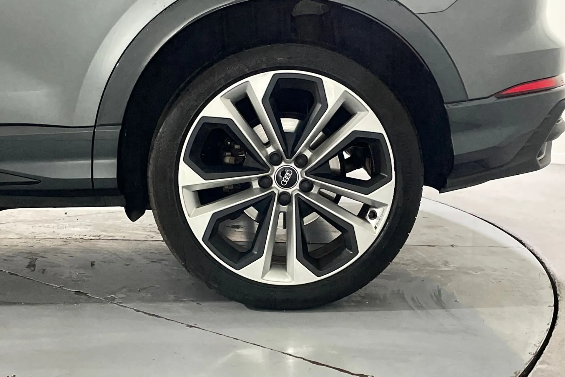 Audi Q3 thumbnail image number 12