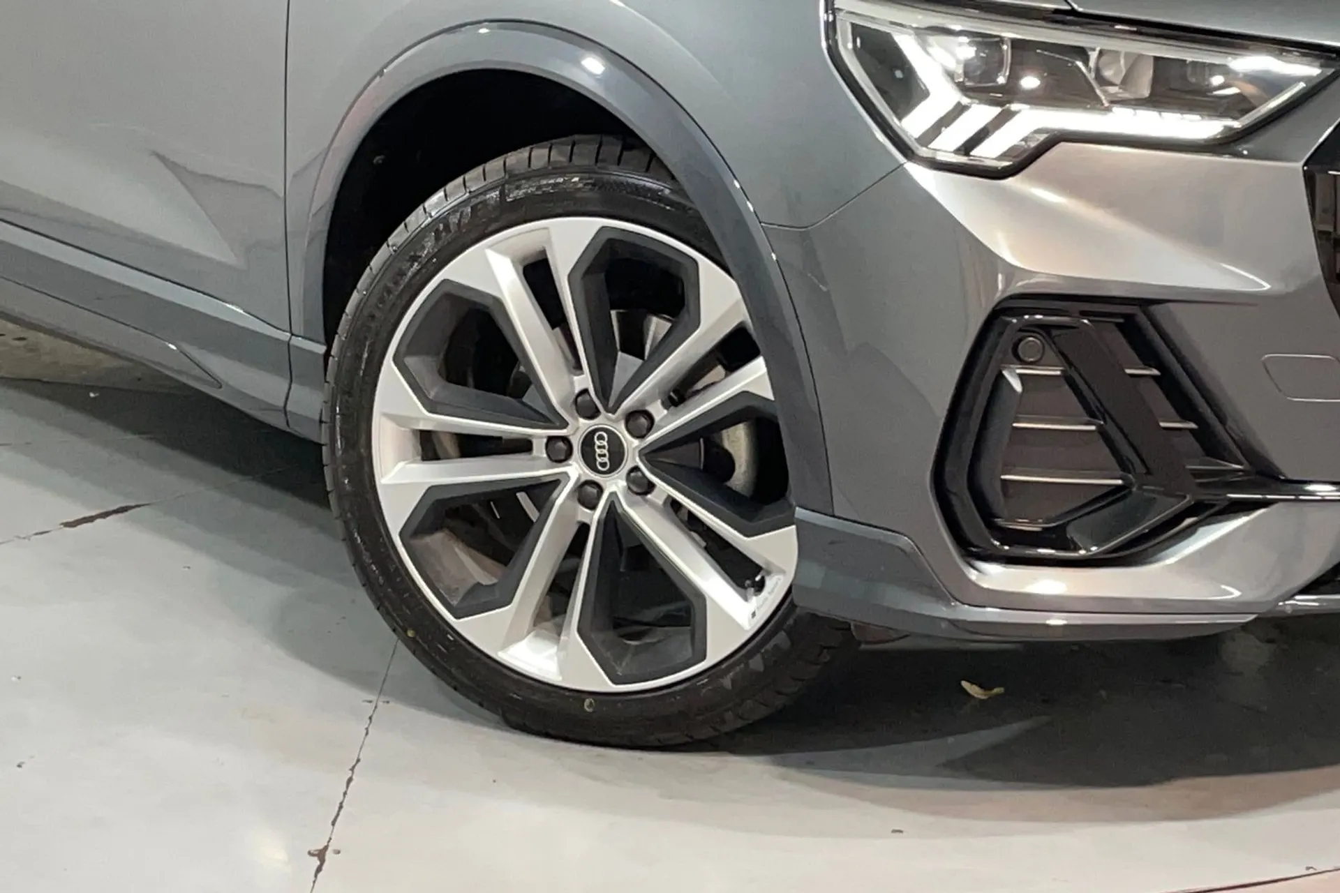 Audi Q3 thumbnail image number 9
