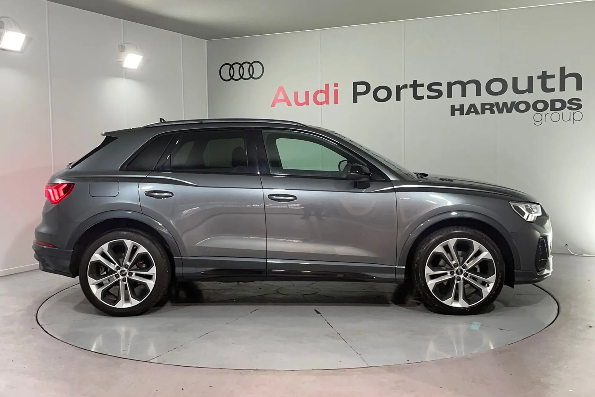 Audi Q3 thumbnail image number 2