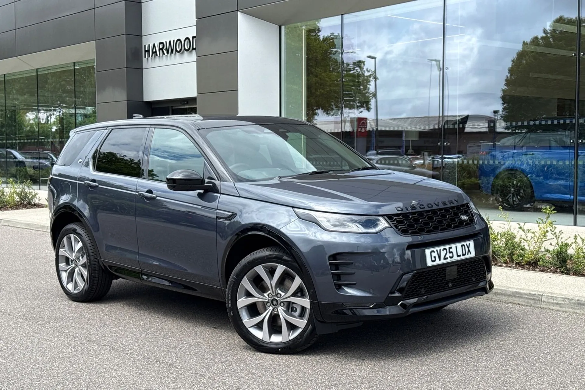 LAND ROVER DISCOVERY SPORT focused image