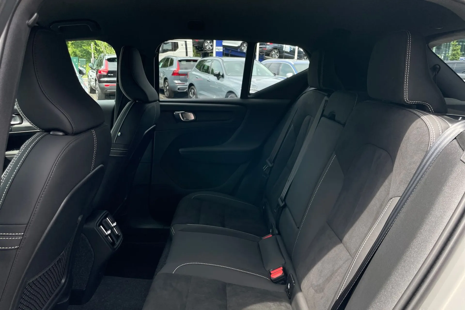 Volvo XC40 R-DESIGN B4 MHEV AUT thumbnail image number 29