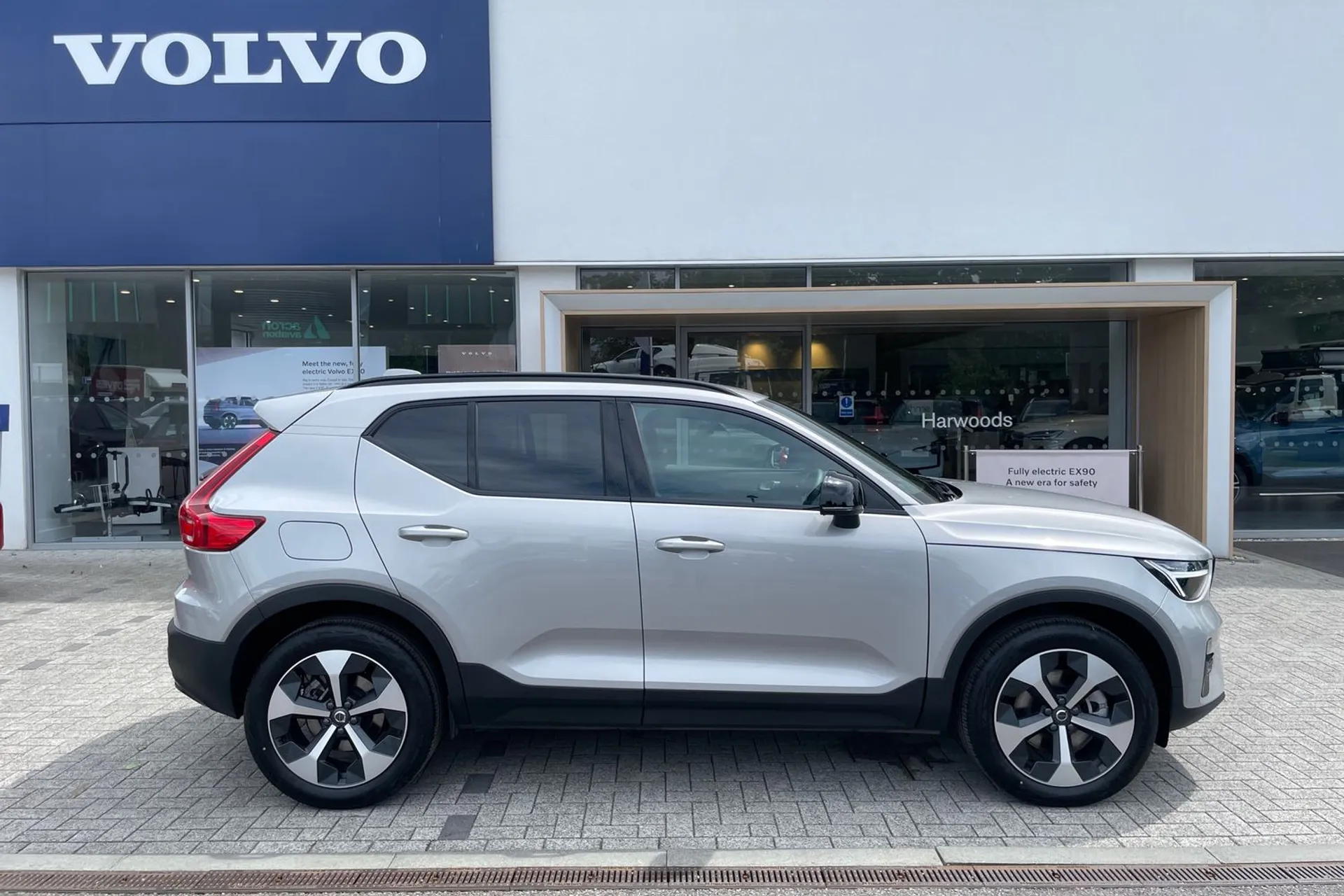 Volvo XC40 R-DESIGN B4 MHEV AUT thumbnail image number 2