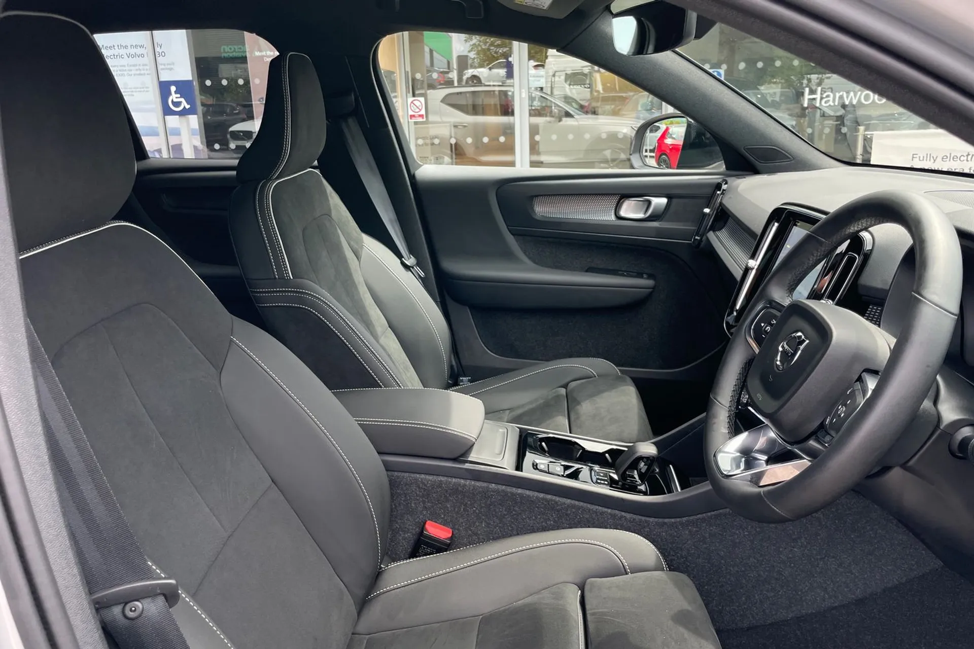 Volvo XC40 R-DESIGN B4 MHEV AUT thumbnail image number 25