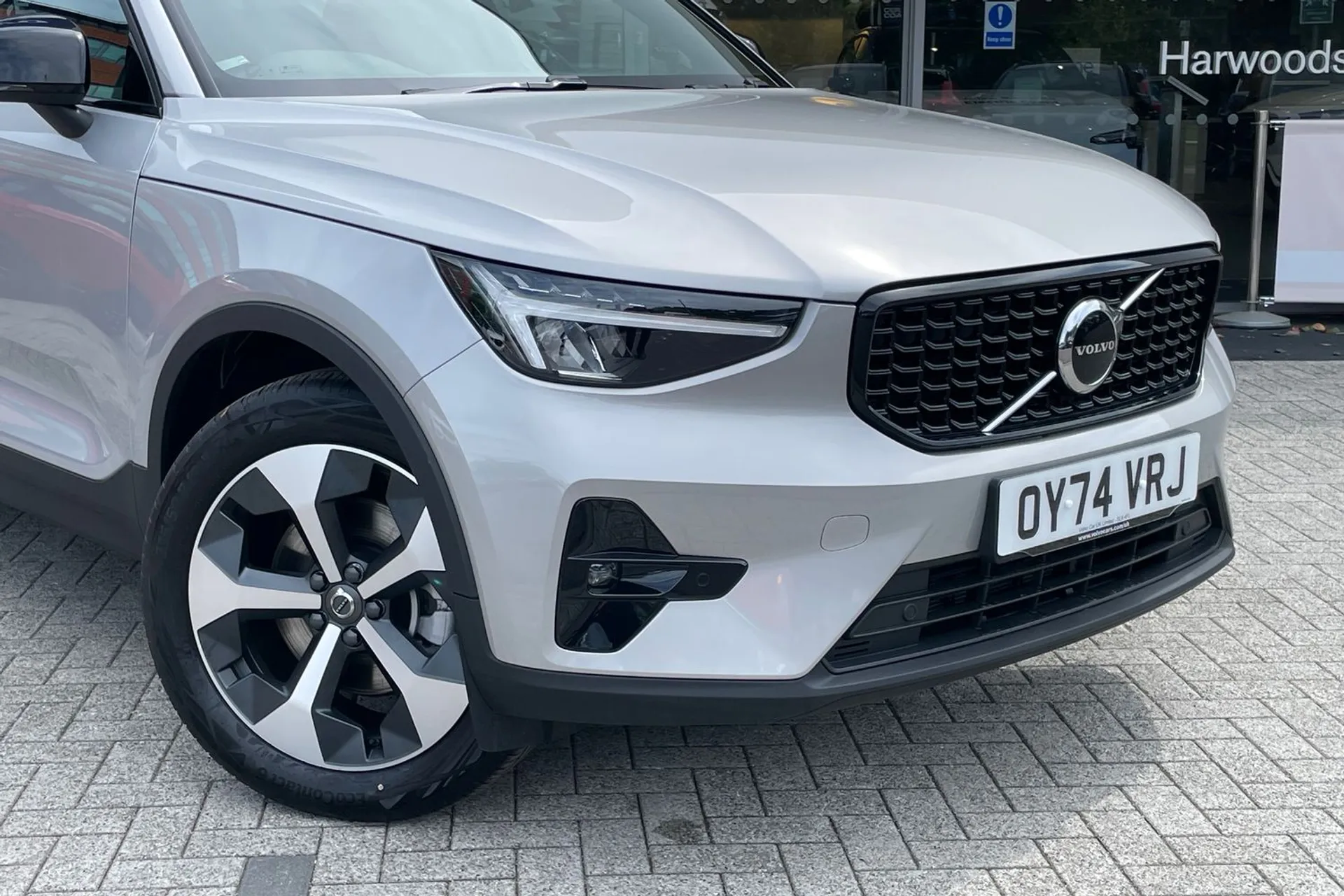 Volvo XC40 R-DESIGN B4 MHEV AUT thumbnail image number 6