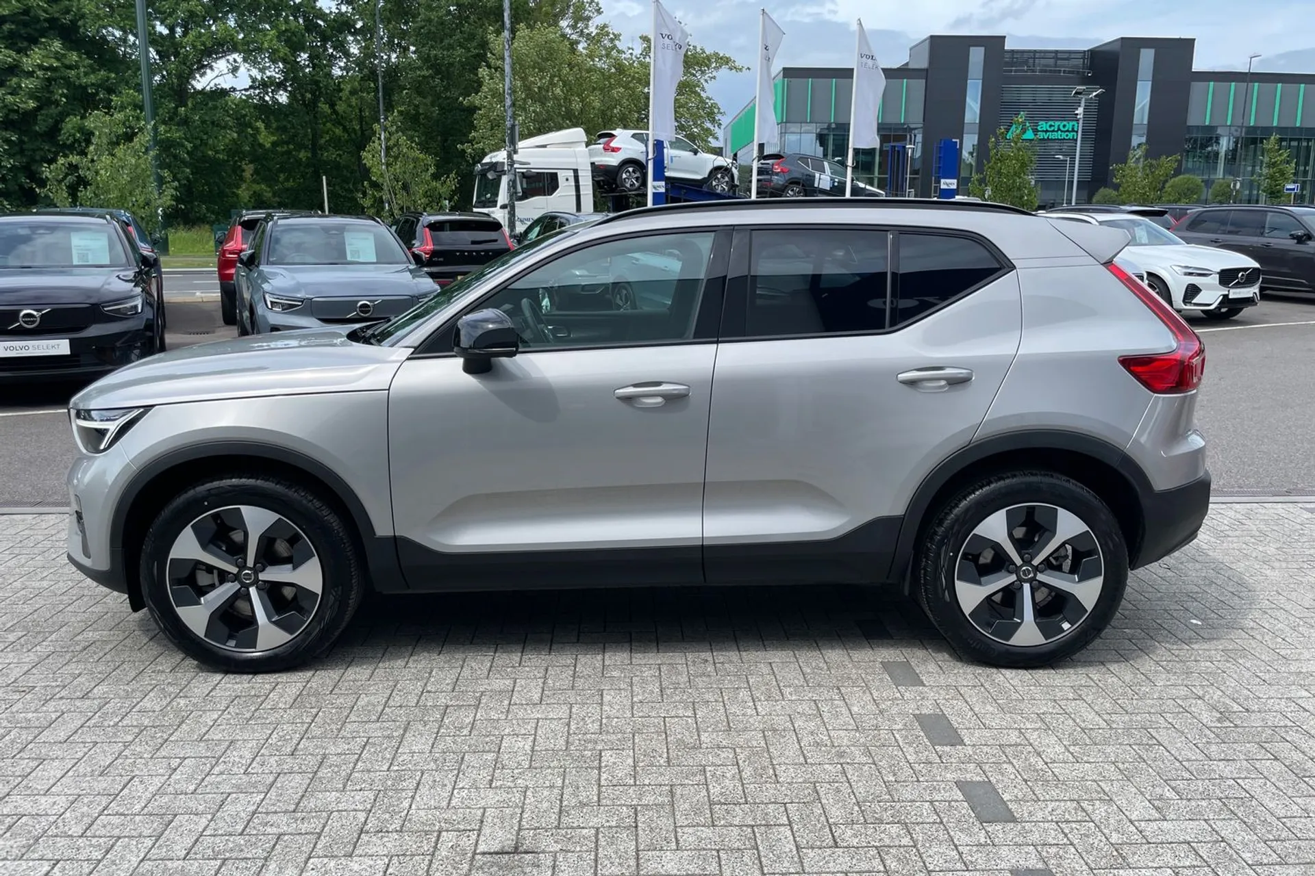 Volvo XC40 R-DESIGN B4 MHEV AUT thumbnail image number 10