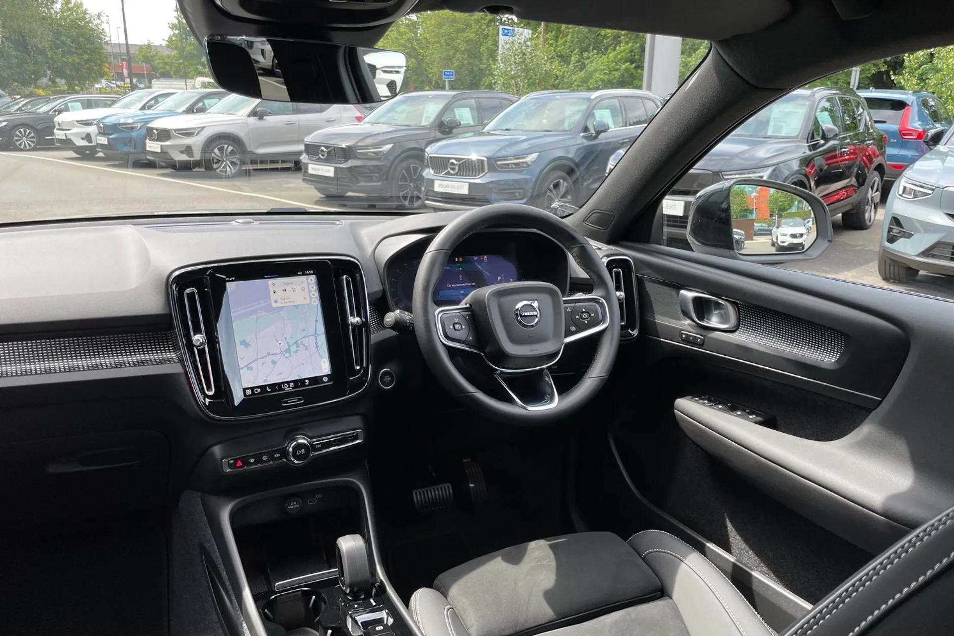 Volvo XC40 R-DESIGN B4 MHEV AUT thumbnail image number 32