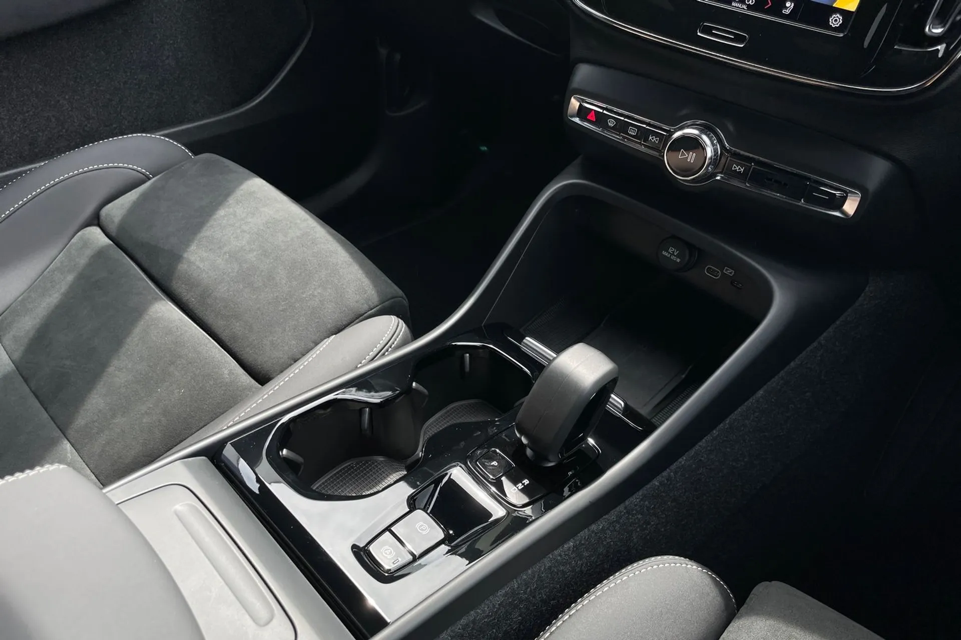 Volvo XC40 R-DESIGN B4 MHEV AUT thumbnail image number 42