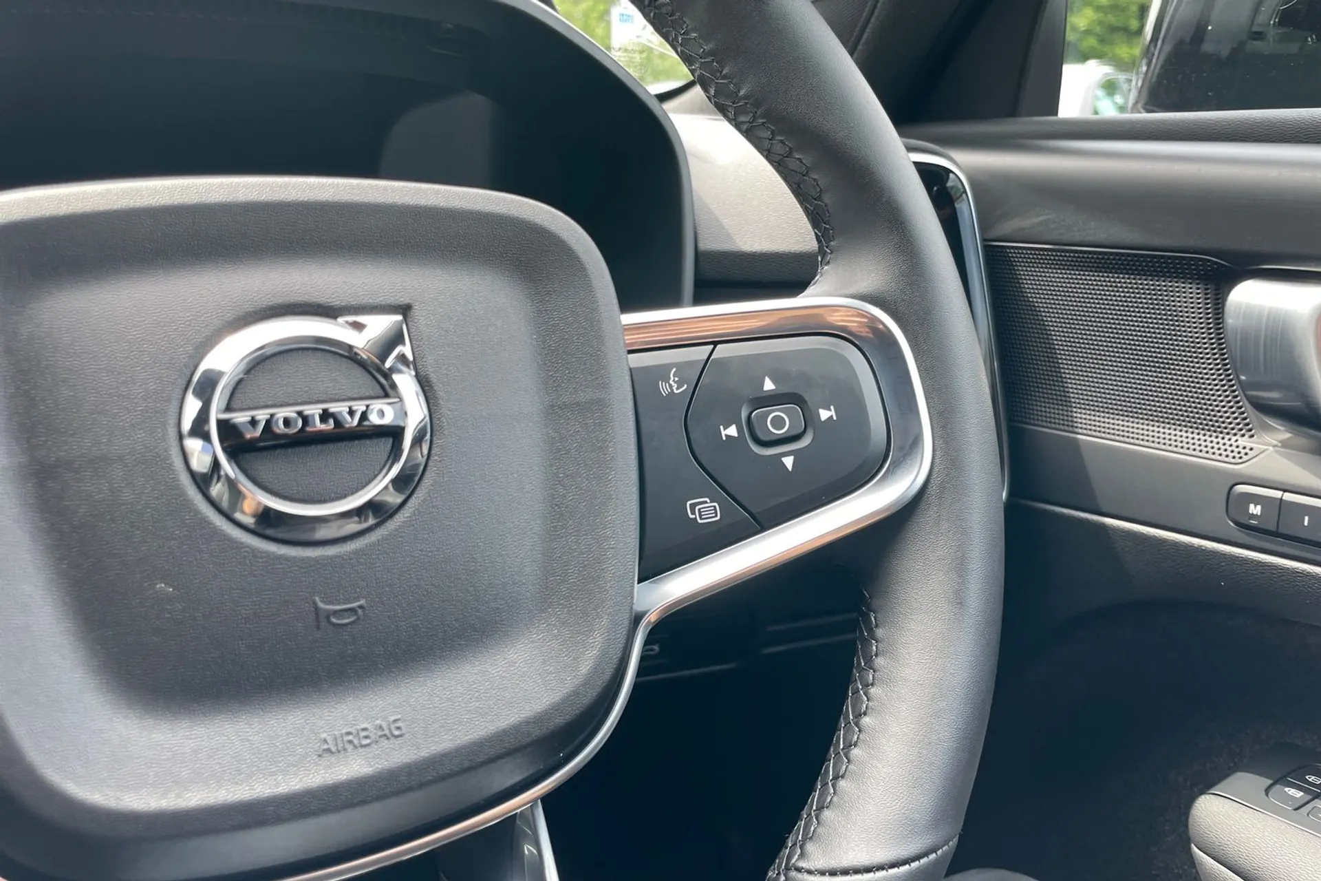 Volvo XC40 R-DESIGN B4 MHEV AUT thumbnail image number 36