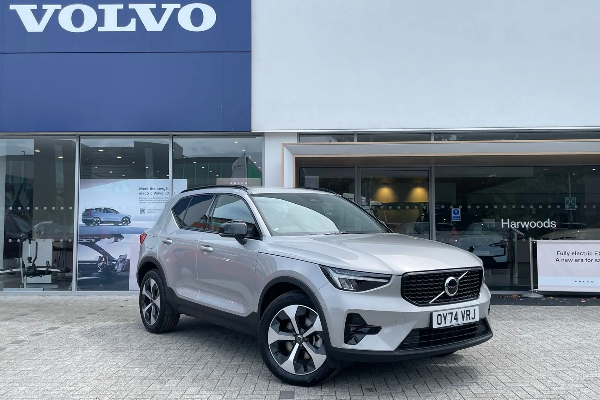 Volvo XC40 R-DESIGN B4 MHEV AUT focused image