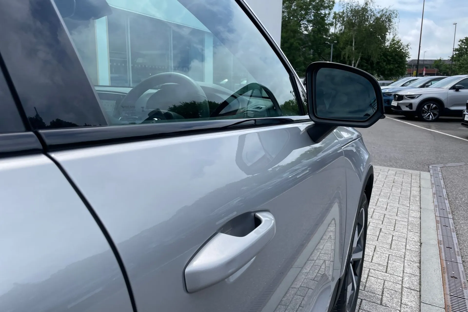 Volvo XC40 R-DESIGN B4 MHEV AUT thumbnail image number 16