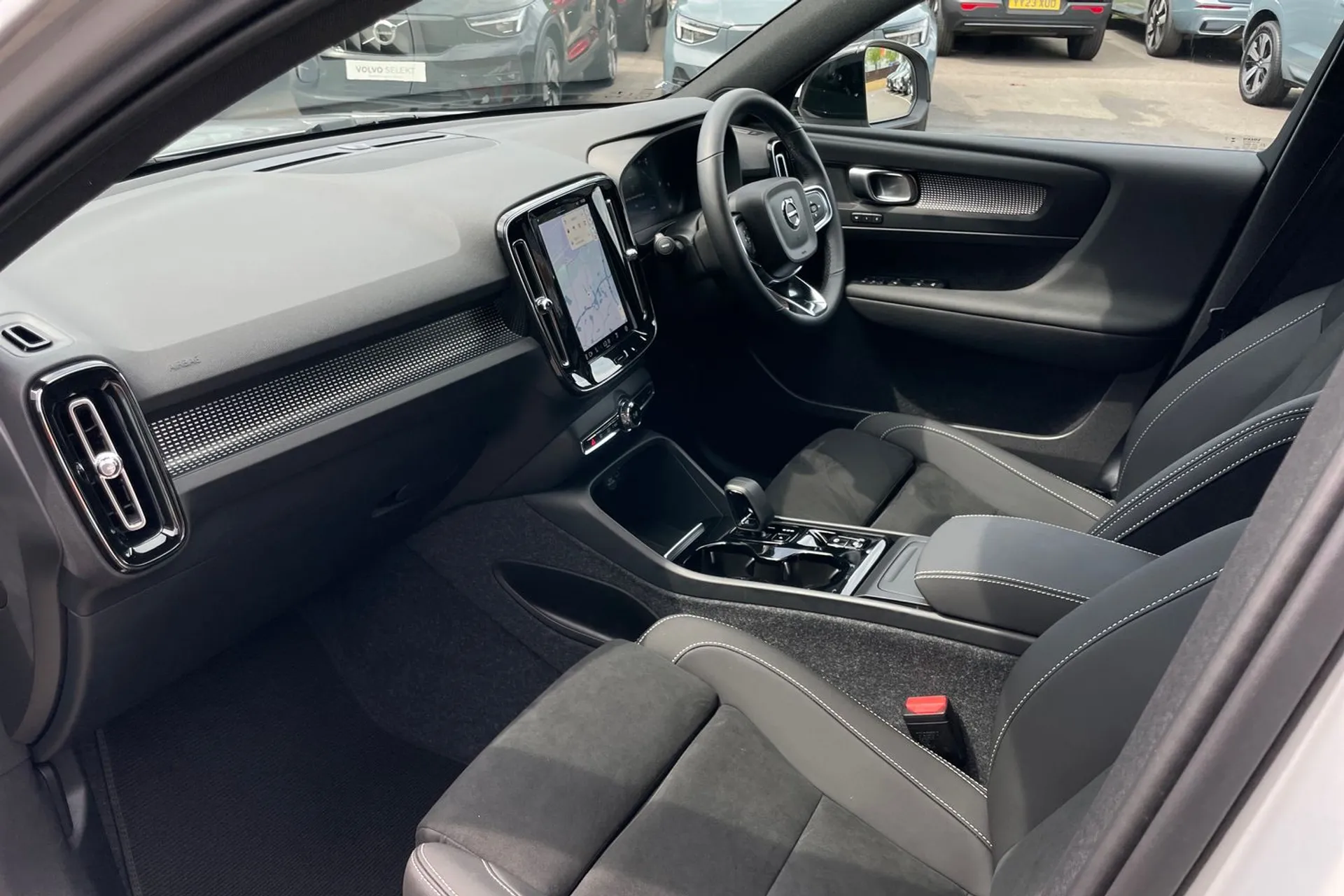 Volvo XC40 R-DESIGN B4 MHEV AUT thumbnail image number 26