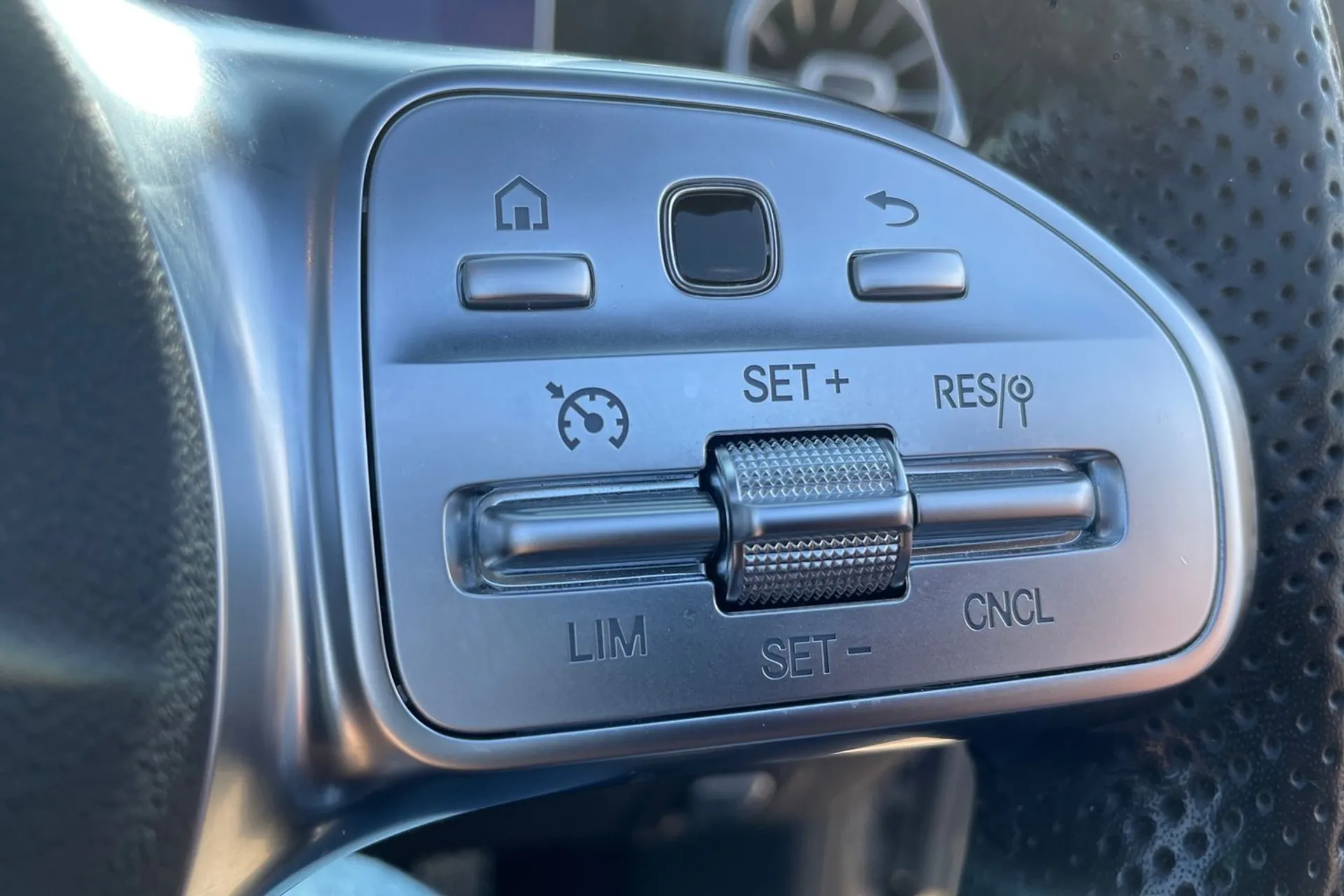MERCEDES-BENZ E CLASS thumbnail image number 39