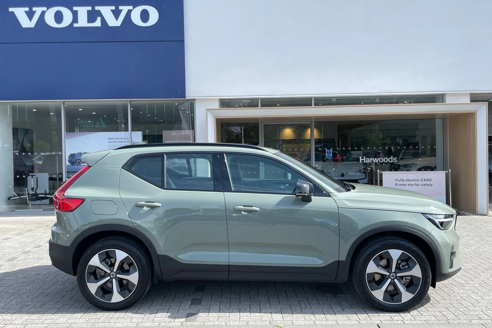 Volvo XC40 thumbnail image number 2