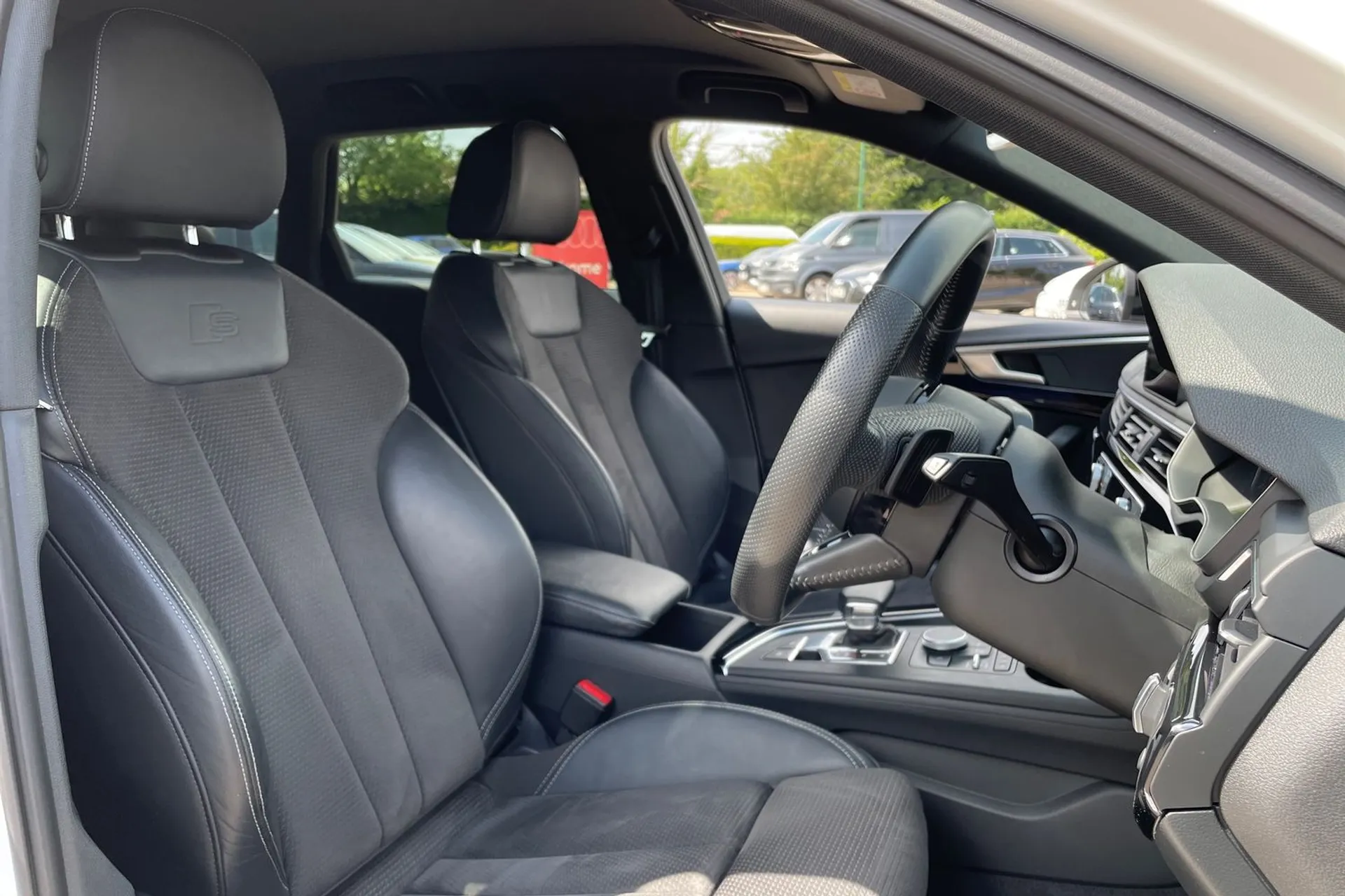 Audi A4 thumbnail image number 25