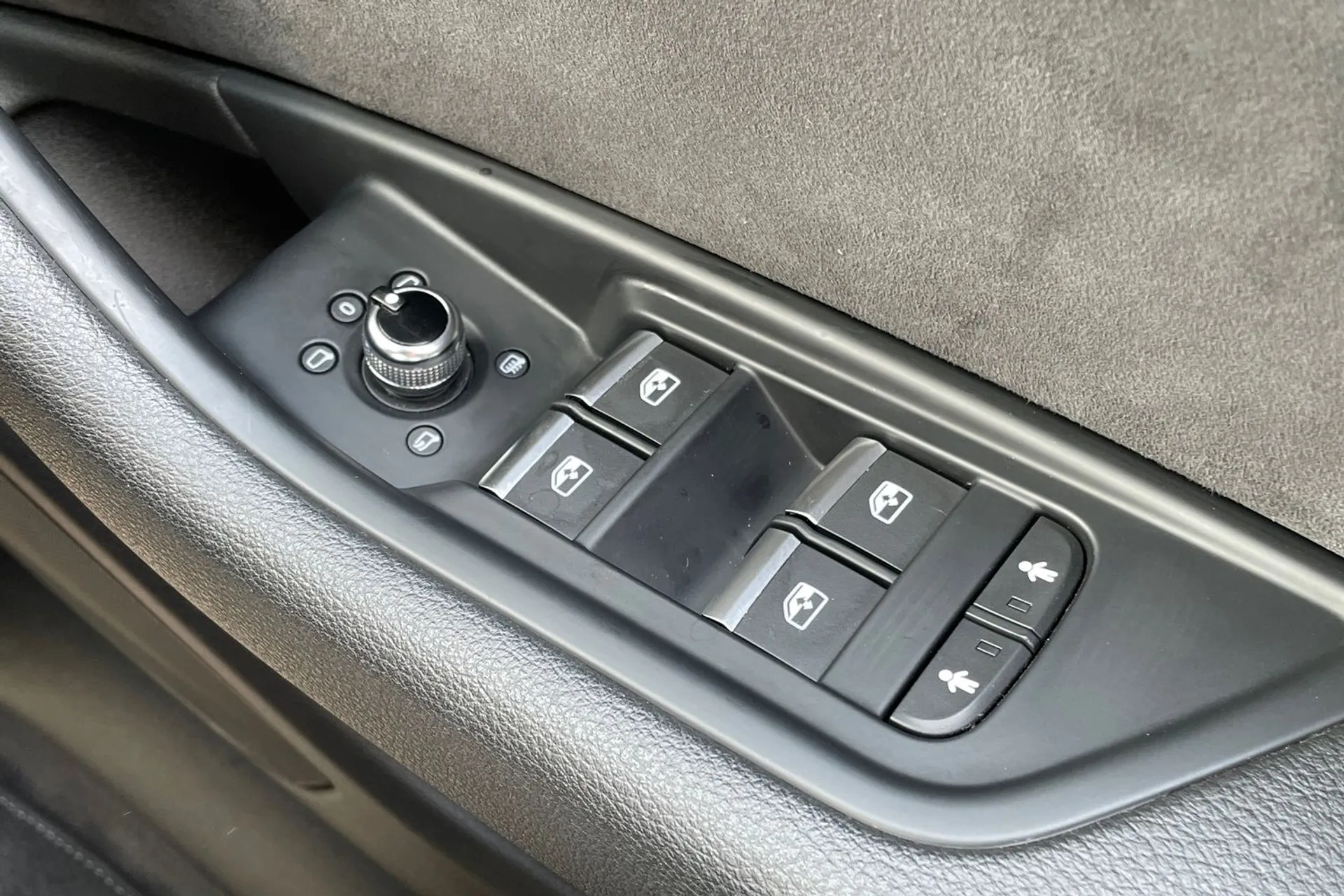 Audi A4 thumbnail image number 17