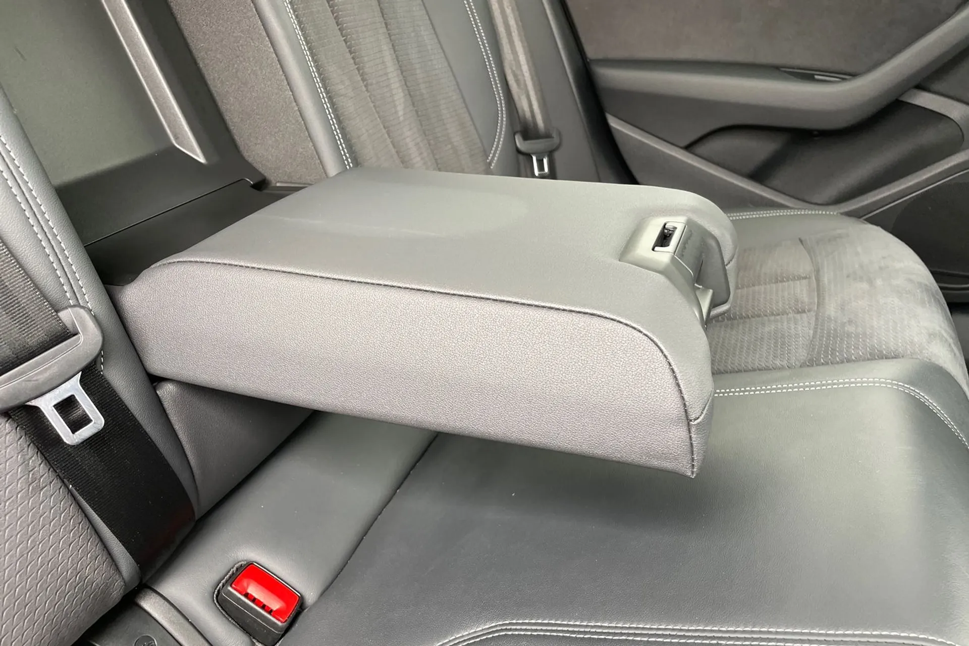 Audi A4 thumbnail image number 39