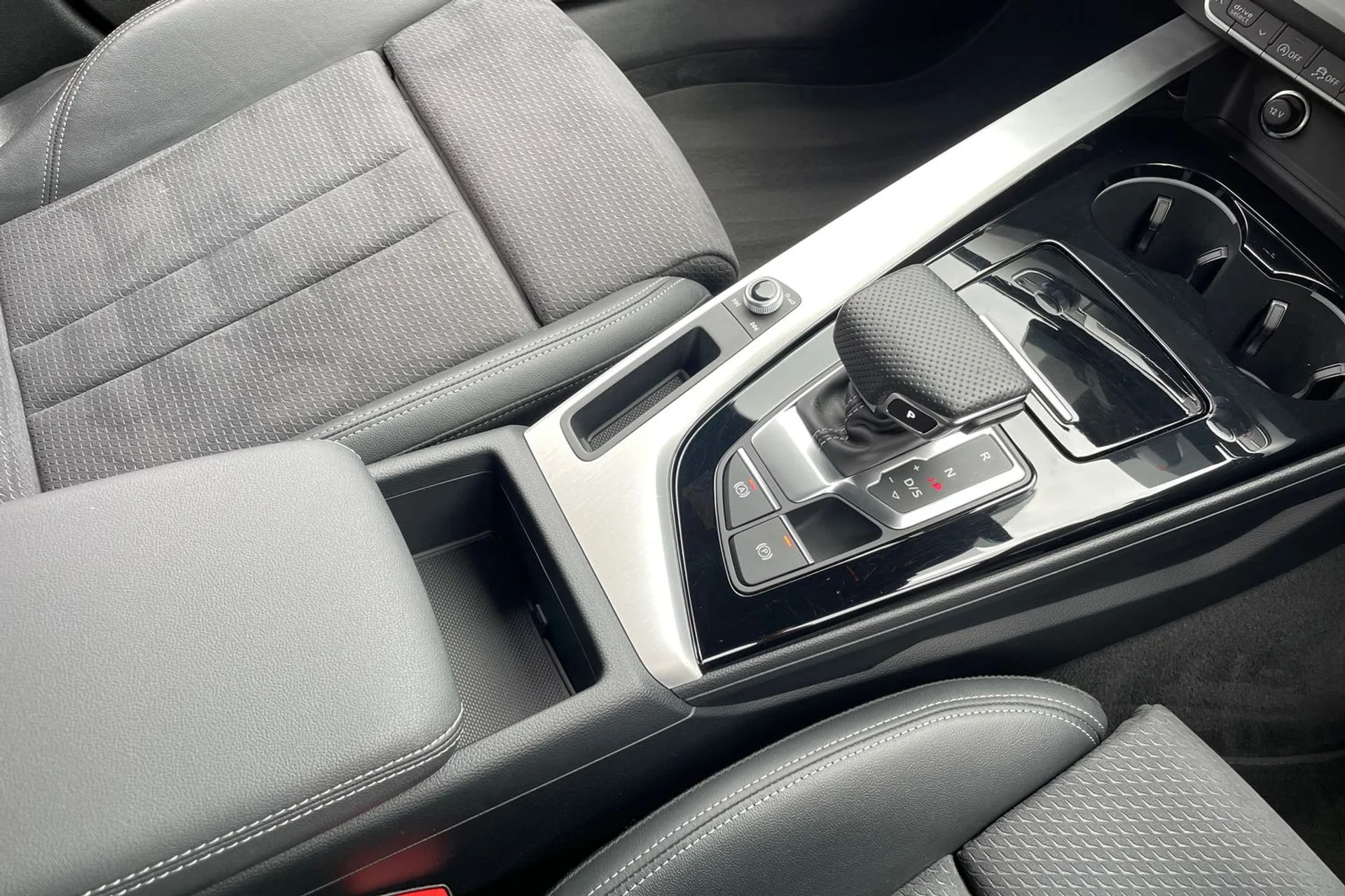 Audi A4 thumbnail image number 32