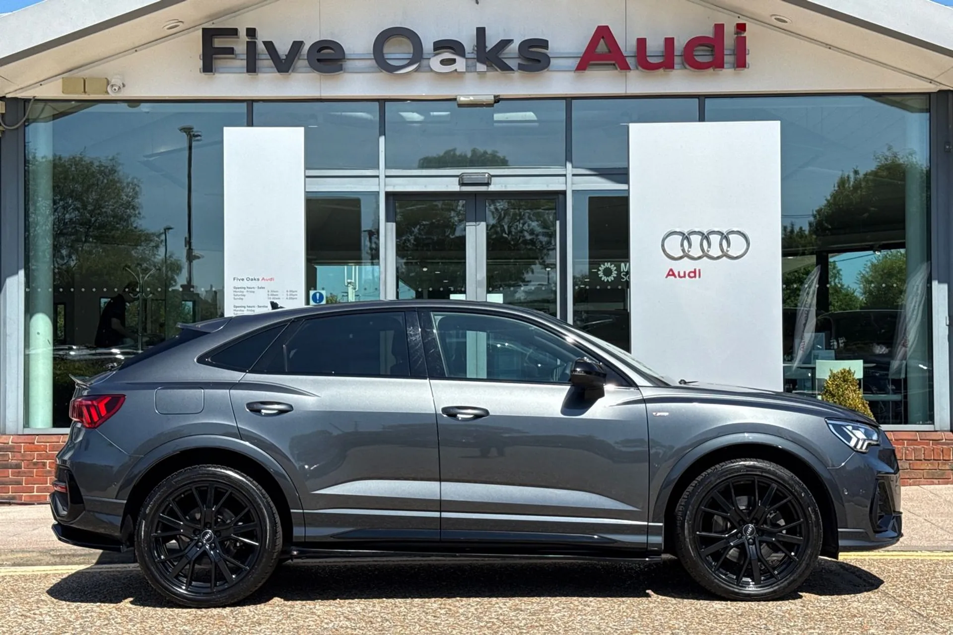 Audi Q3 thumbnail image number 2