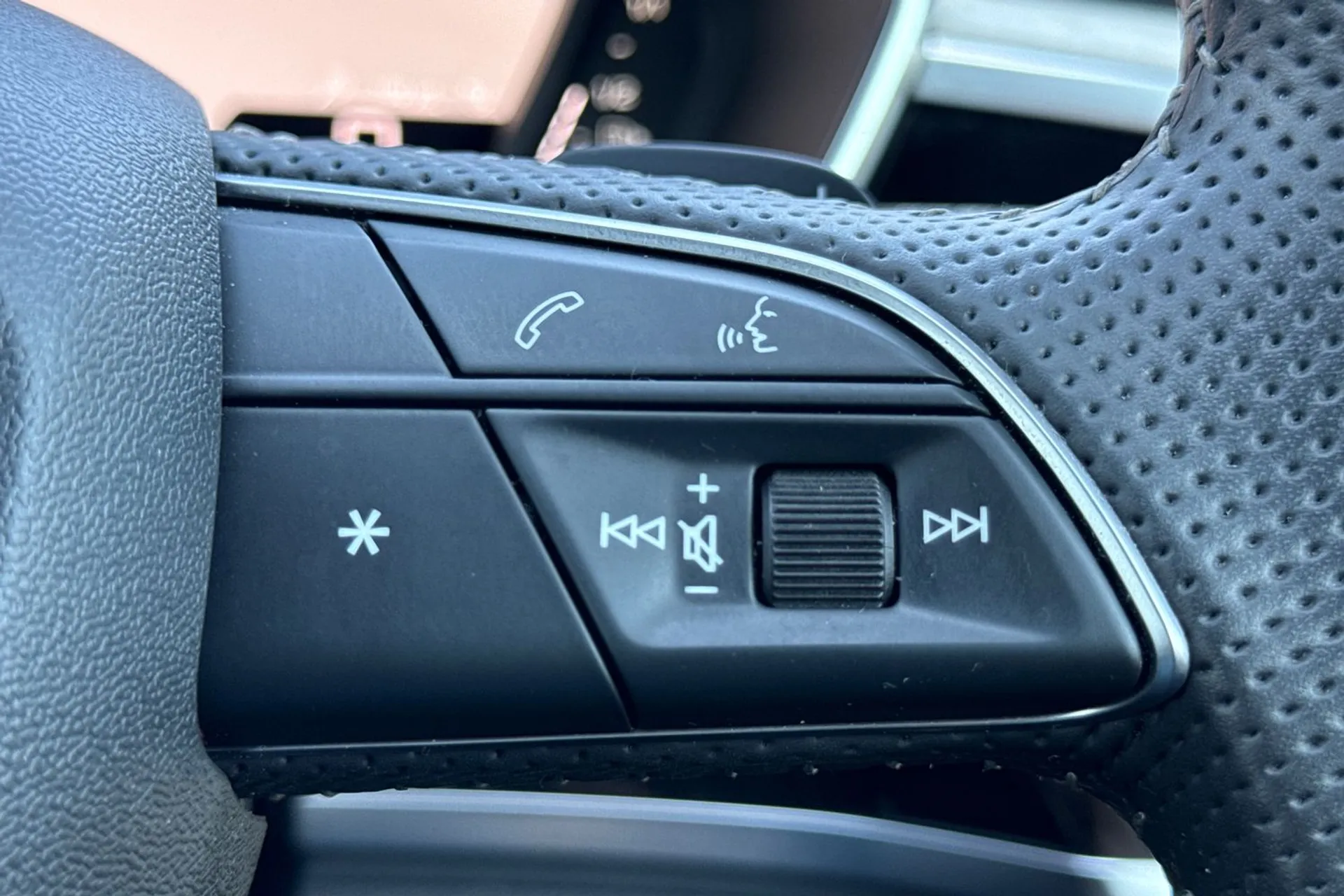 Audi Q3 thumbnail image number 25