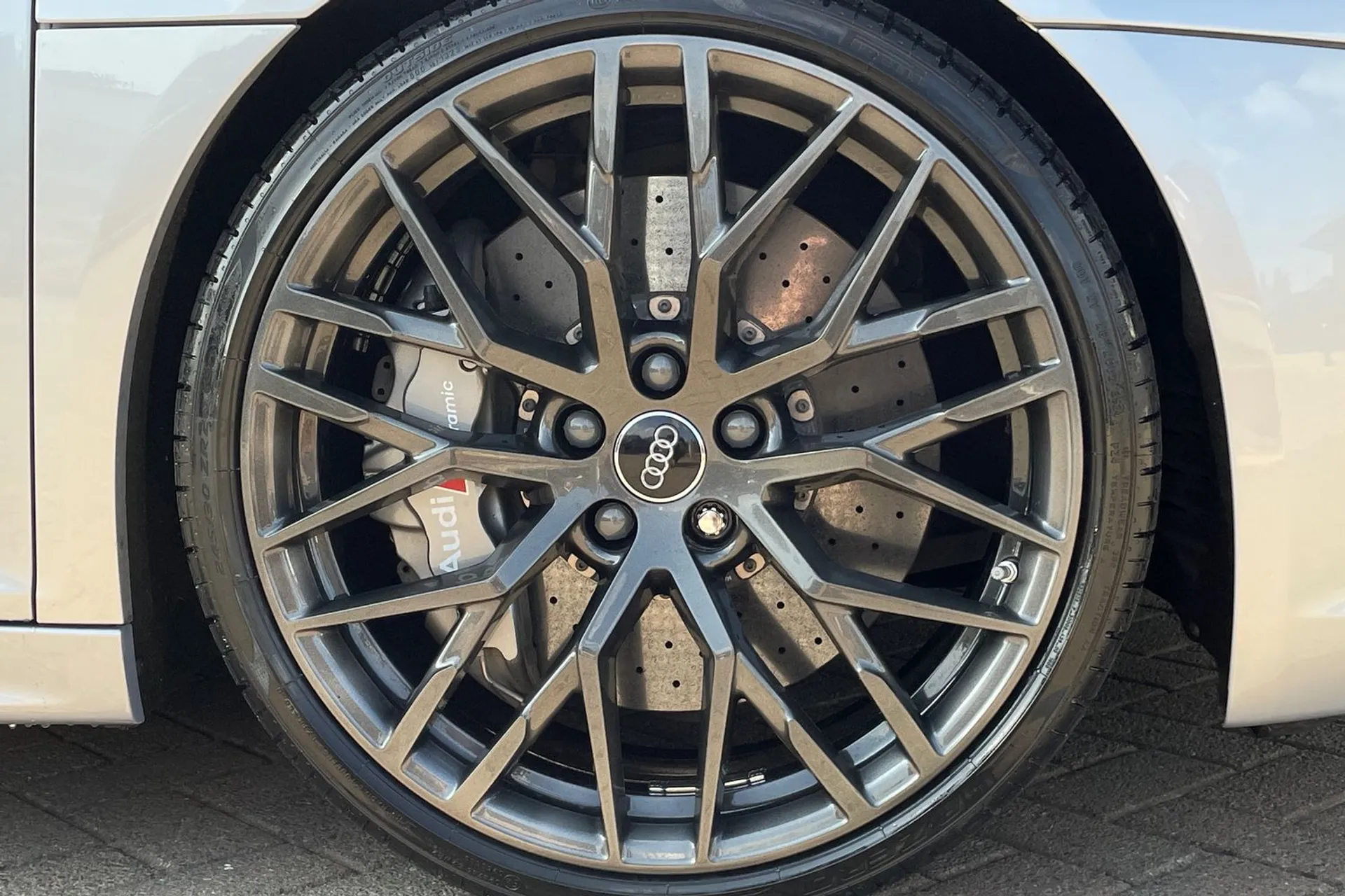 Audi R8 thumbnail image number 8