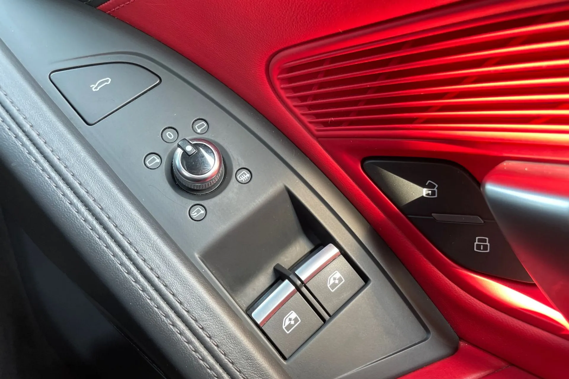 Audi R8 thumbnail image number 19