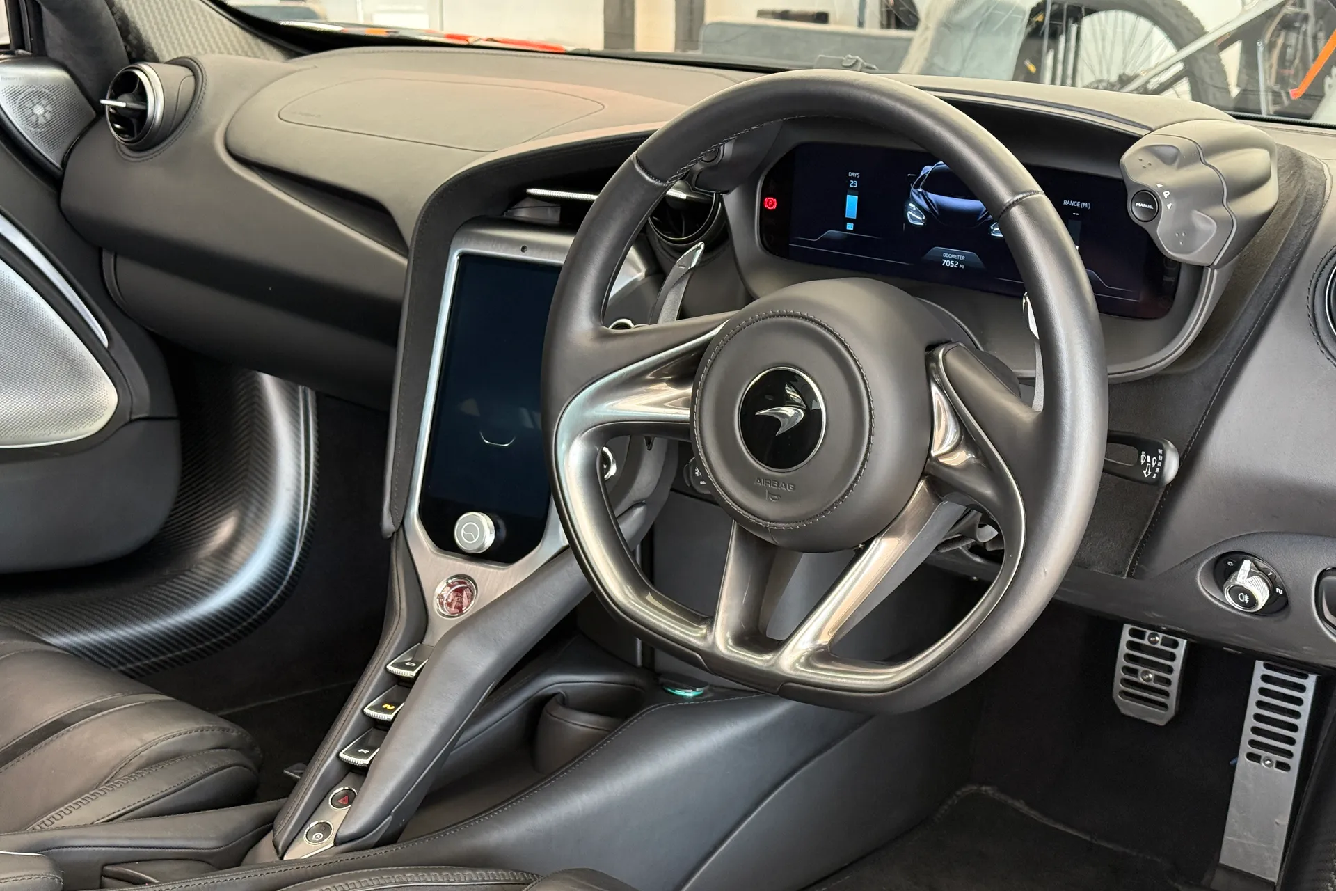 McLaren 750S thumbnail image number 16