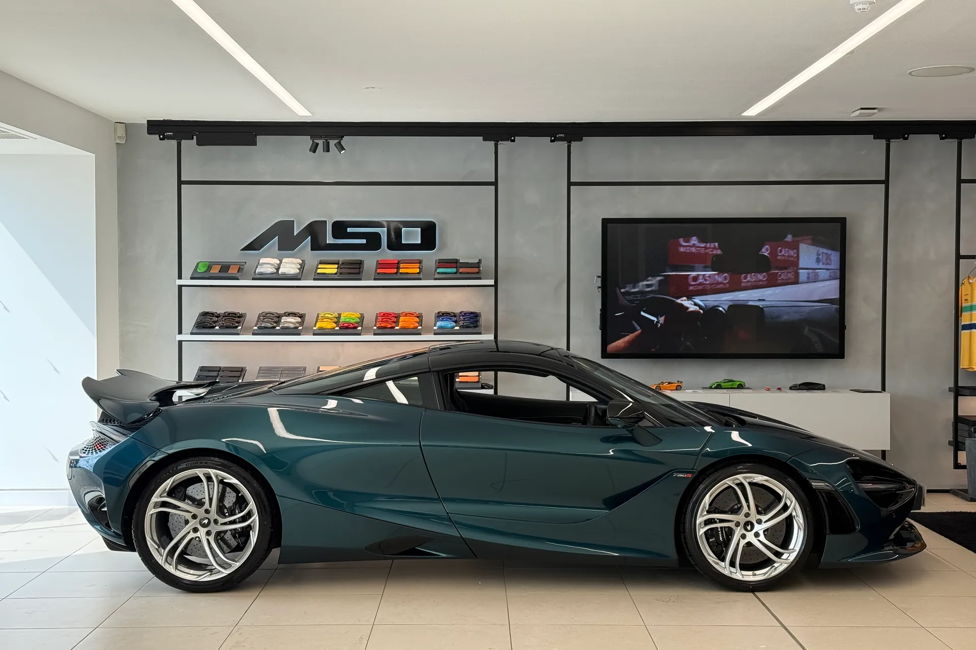 McLaren 750S thumbnail image number 2